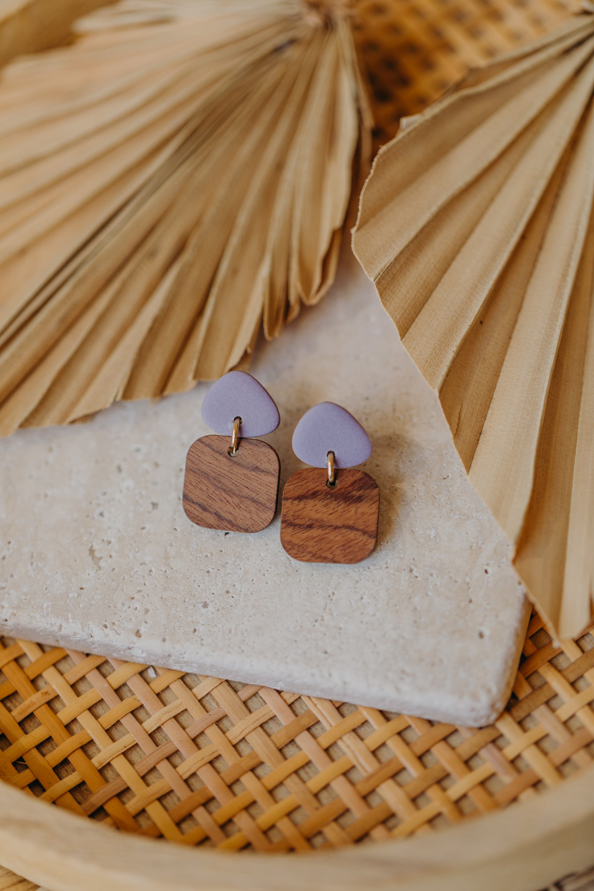CARLA - dreieckige Polymer Ton Ohrringe in hellem Lila mit rechteckigem Holzanhänger
