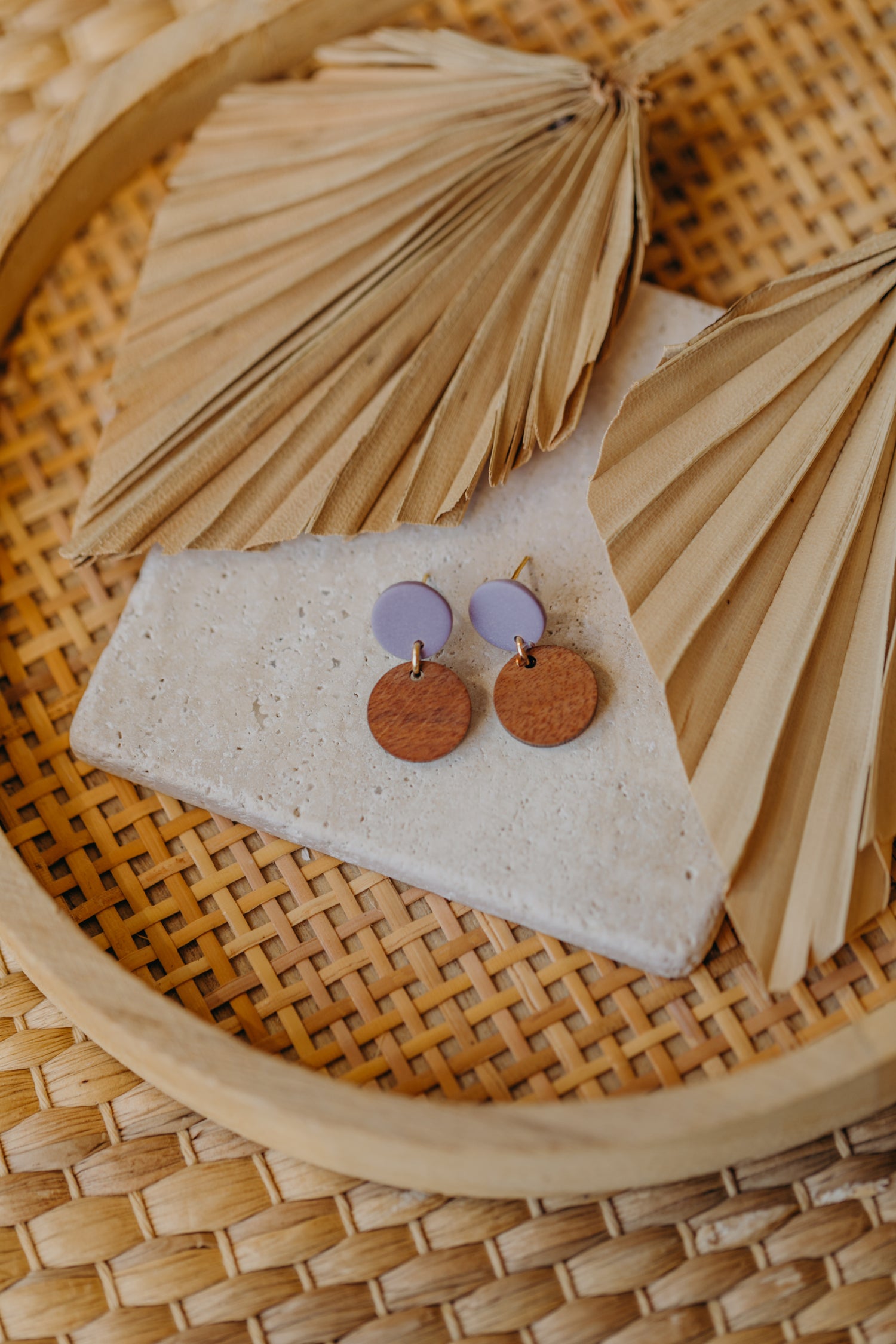 YUMI - runde Polymer Ton Ohrringe in hellem Lila mit rundem Holzanhänger