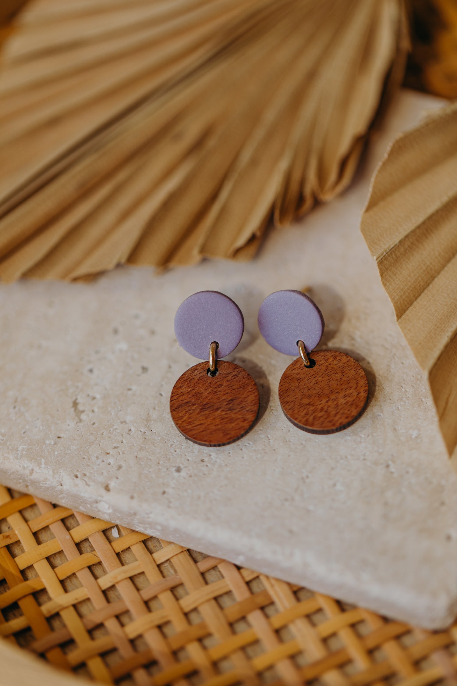 YUMI - runde Polymer Ton Ohrringe in hellem Lila mit rundem Holzanhänger