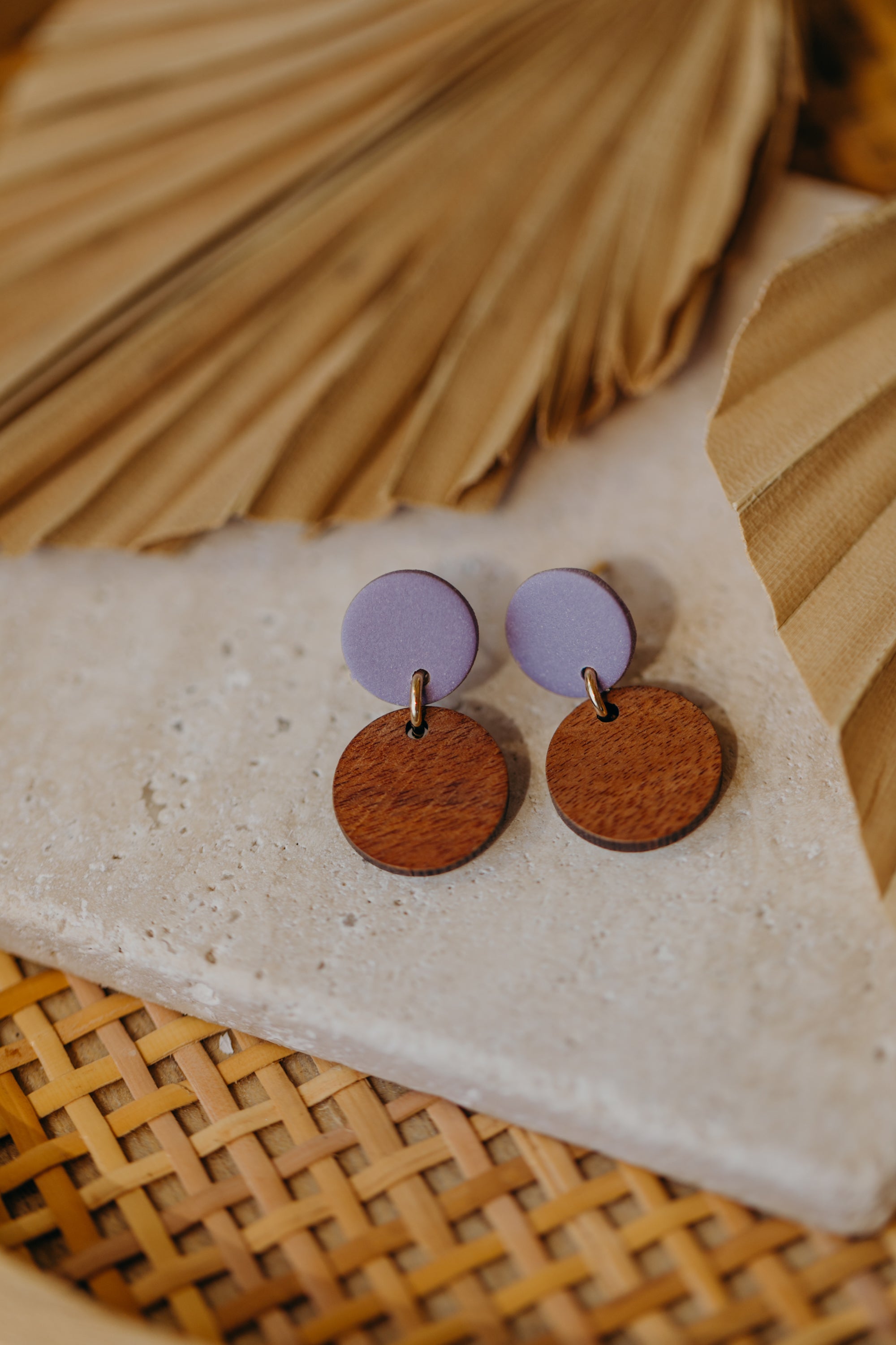 YUMI - runde Polymer Ton Ohrringe in hellem Lila mit rundem Holzanhänger
