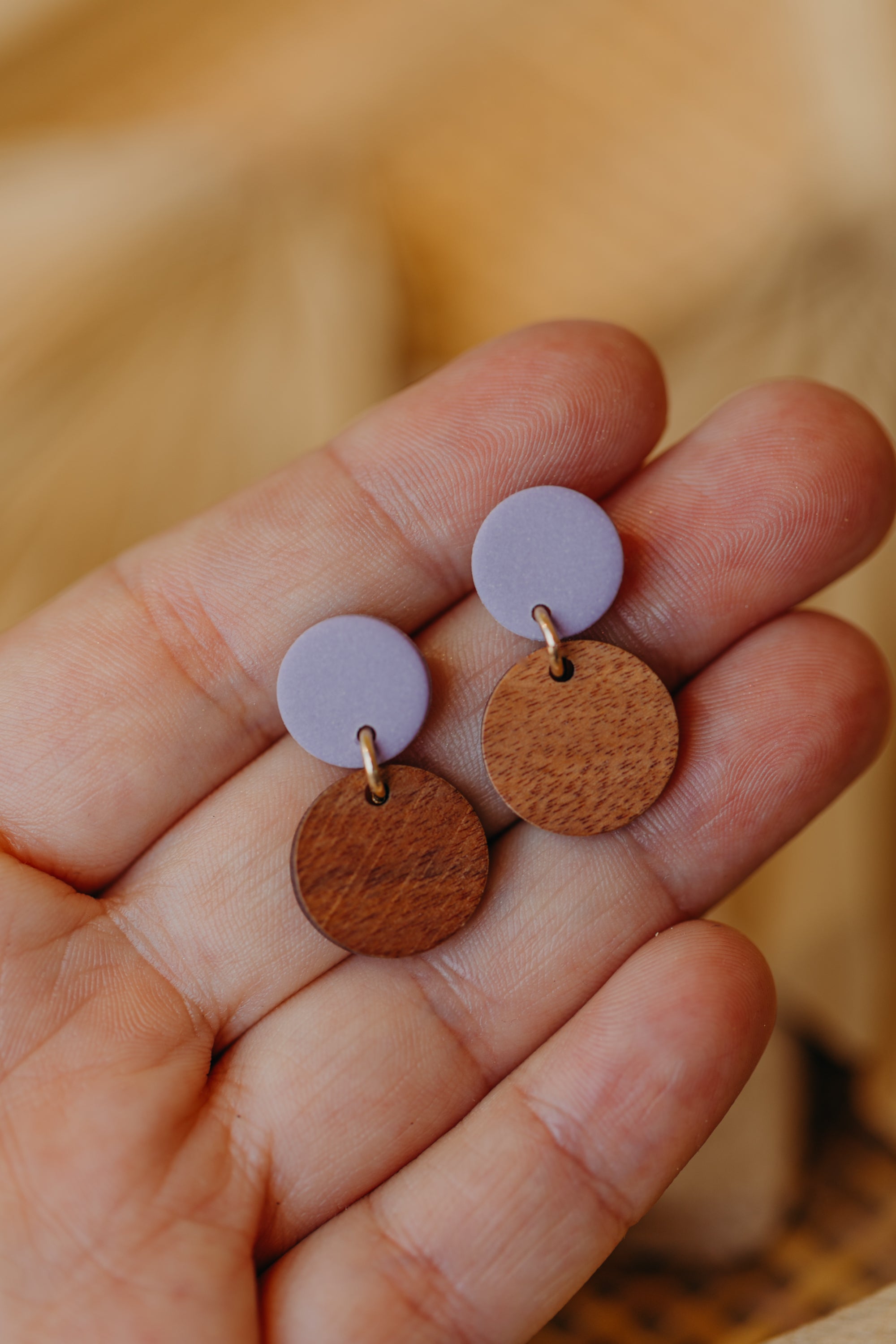 YUMI - runde Polymer Ton Ohrringe in hellem Lila mit rundem Holzanhänger