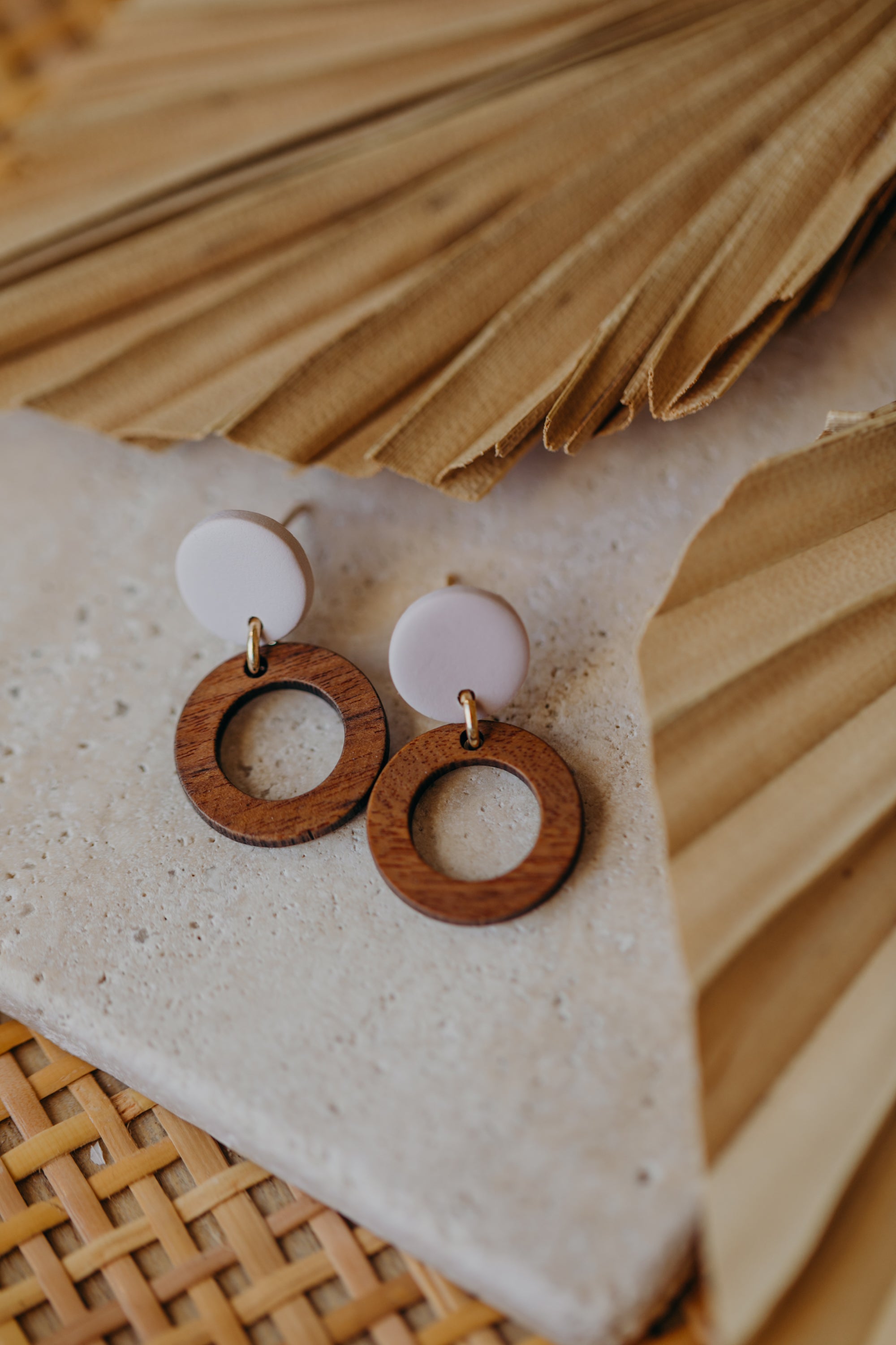 BECCA - runde Polymer Ton Ohrringe in Hellem Rosa mit Holzanhänger kleiner Kreis