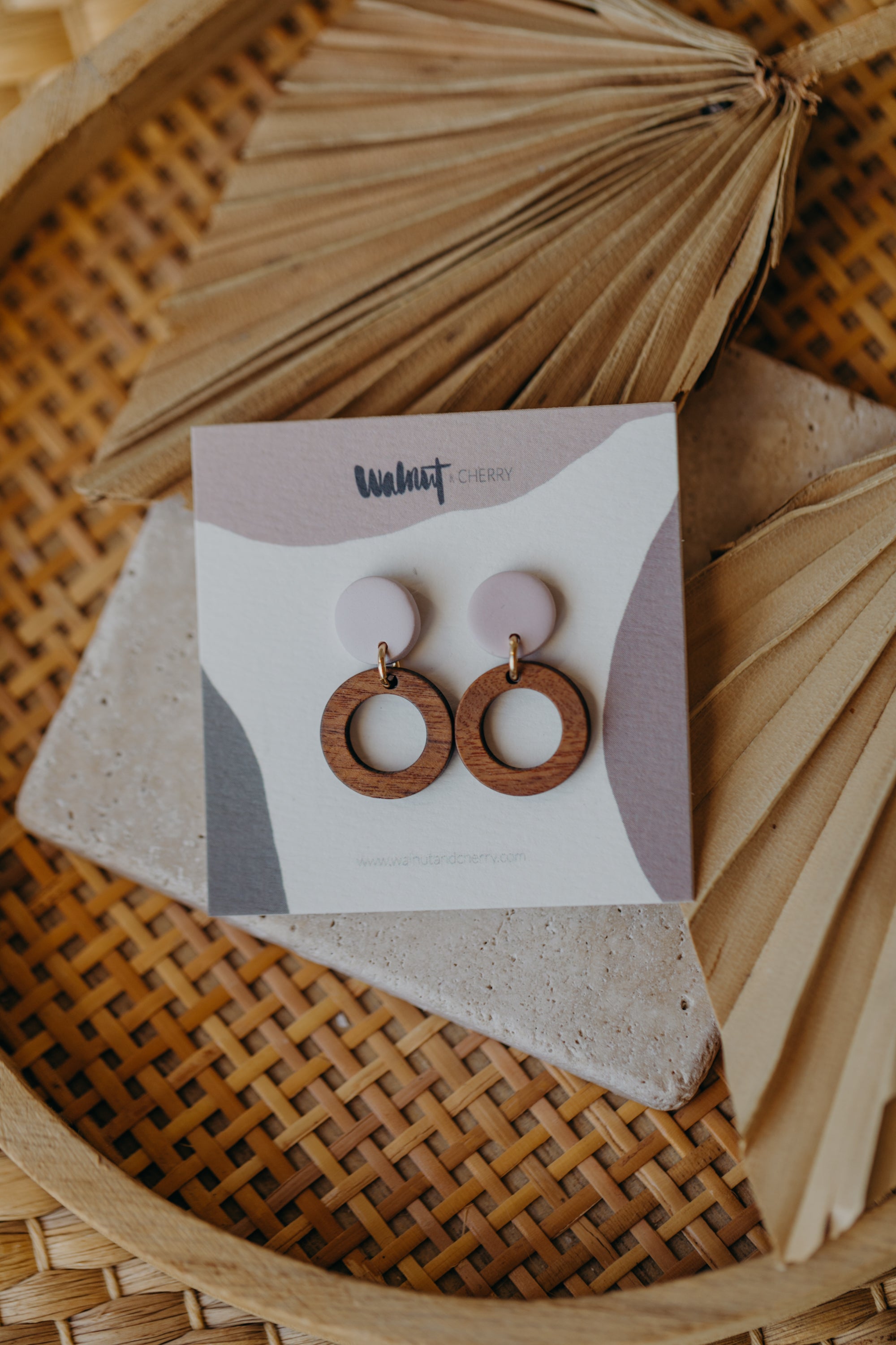 BECCA - runde Polymer Ton Ohrringe in Hellem Rosa mit Holzanhänger kleiner Kreis