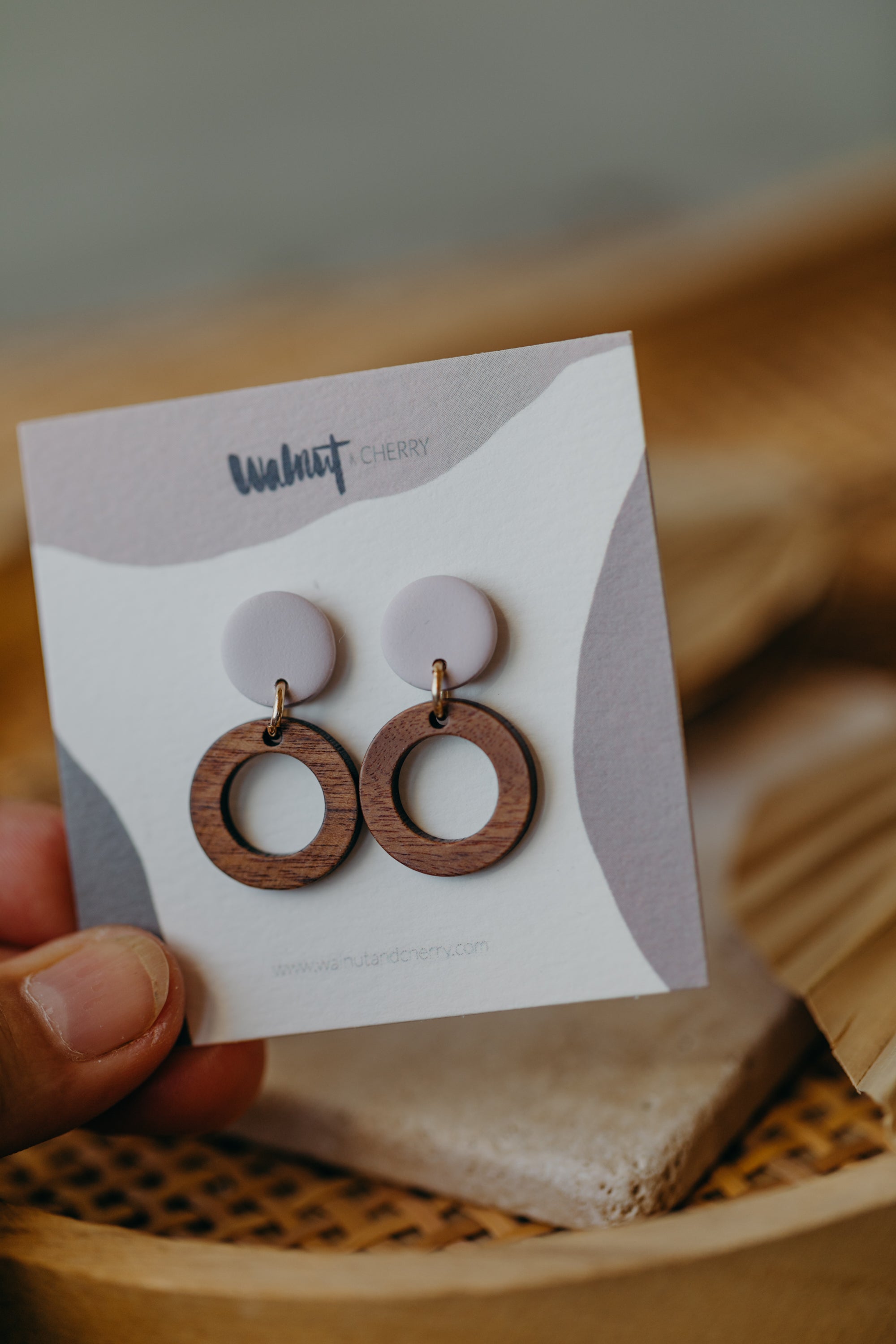 BECCA - runde Polymer Ton Ohrringe in Hellem Rosa mit Holzanhänger kleiner Kreis