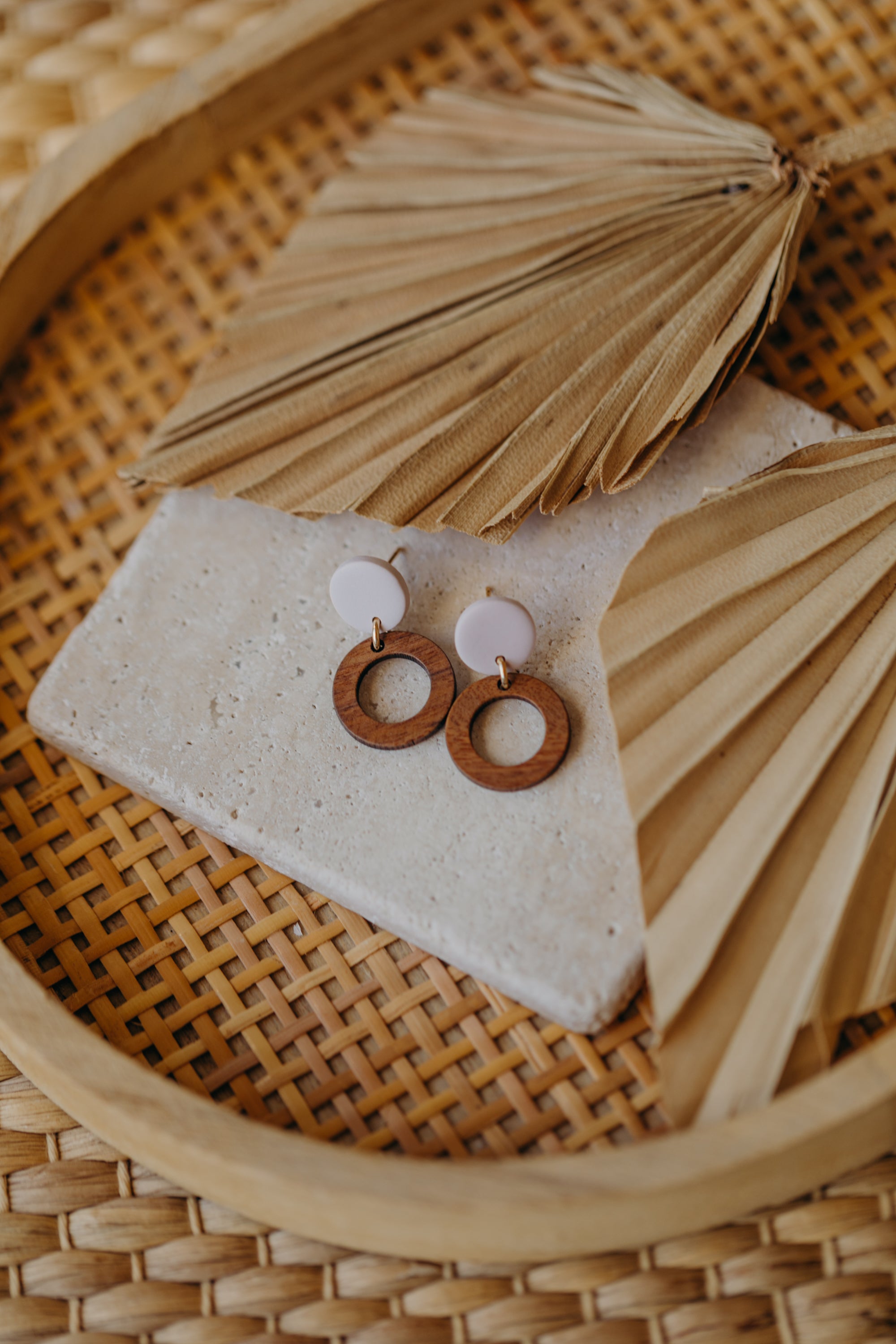 BECCA - runde Polymer Ton Ohrringe in Hellem Rosa mit Holzanhänger kleiner Kreis