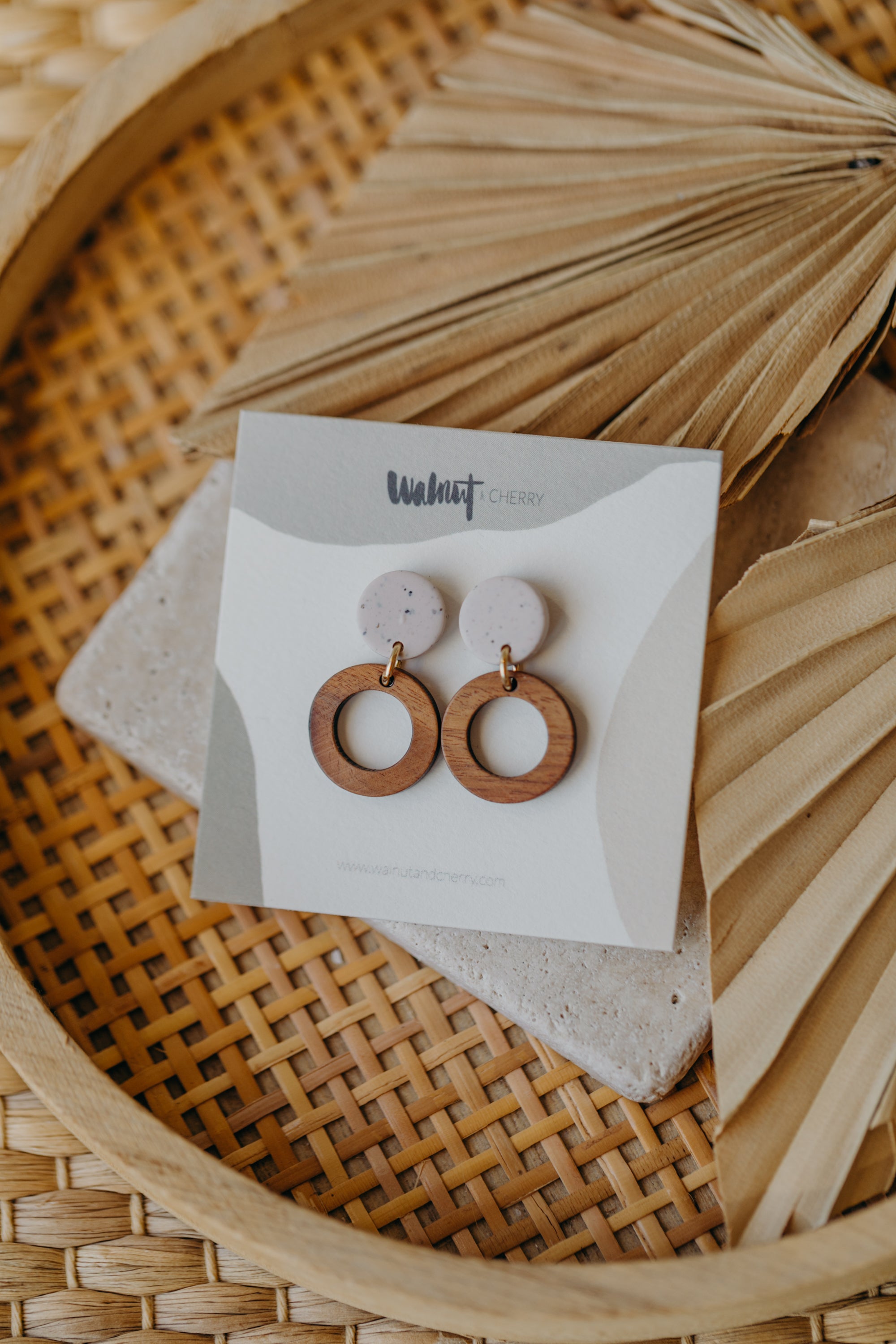 BECCA - runde Polymer Ton Ohrringe in Kalk mit Holzanhänger kleiner Kreis