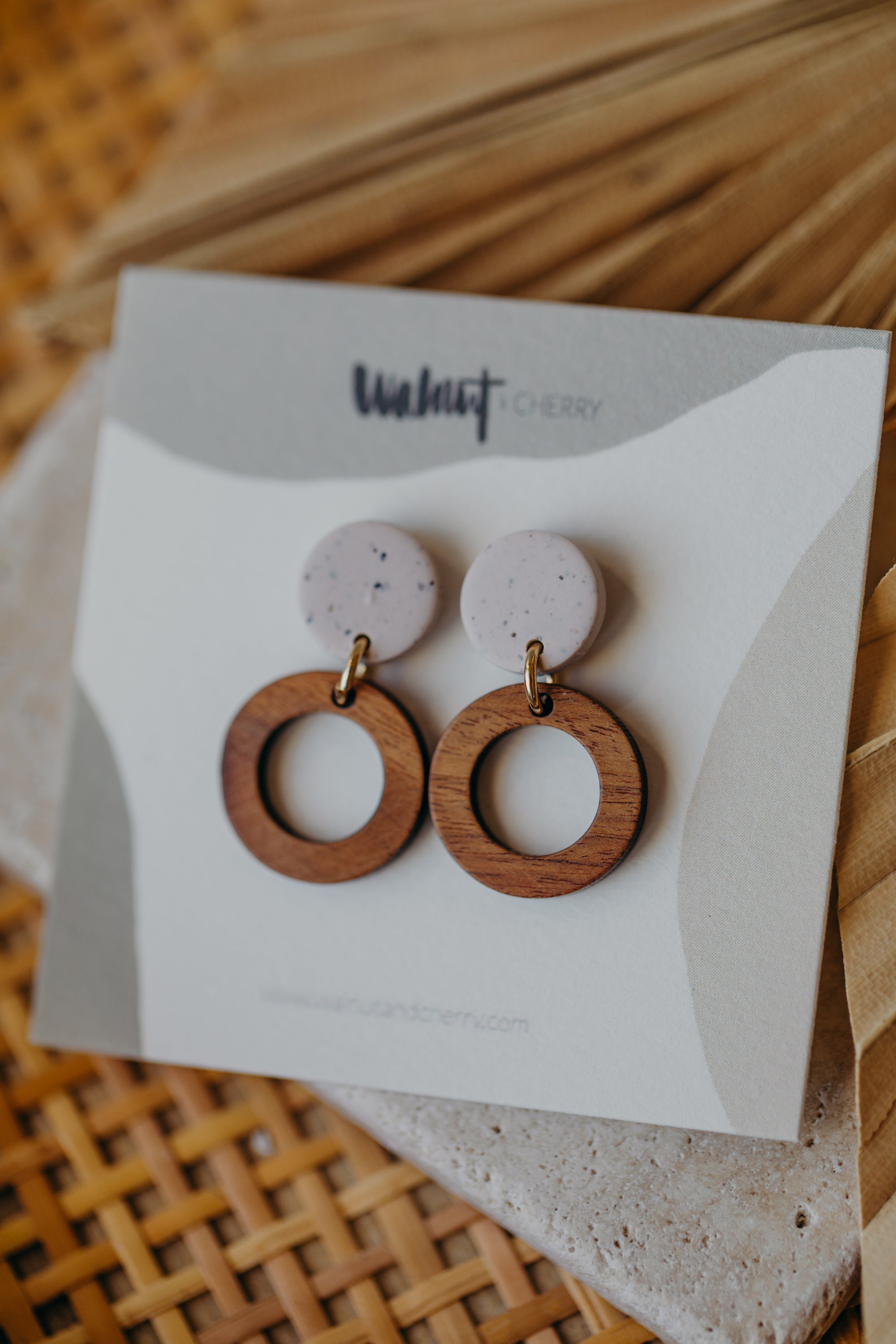 BECCA - runde Polymer Ton Ohrringe in Kalk mit Holzanhänger kleiner Kreis