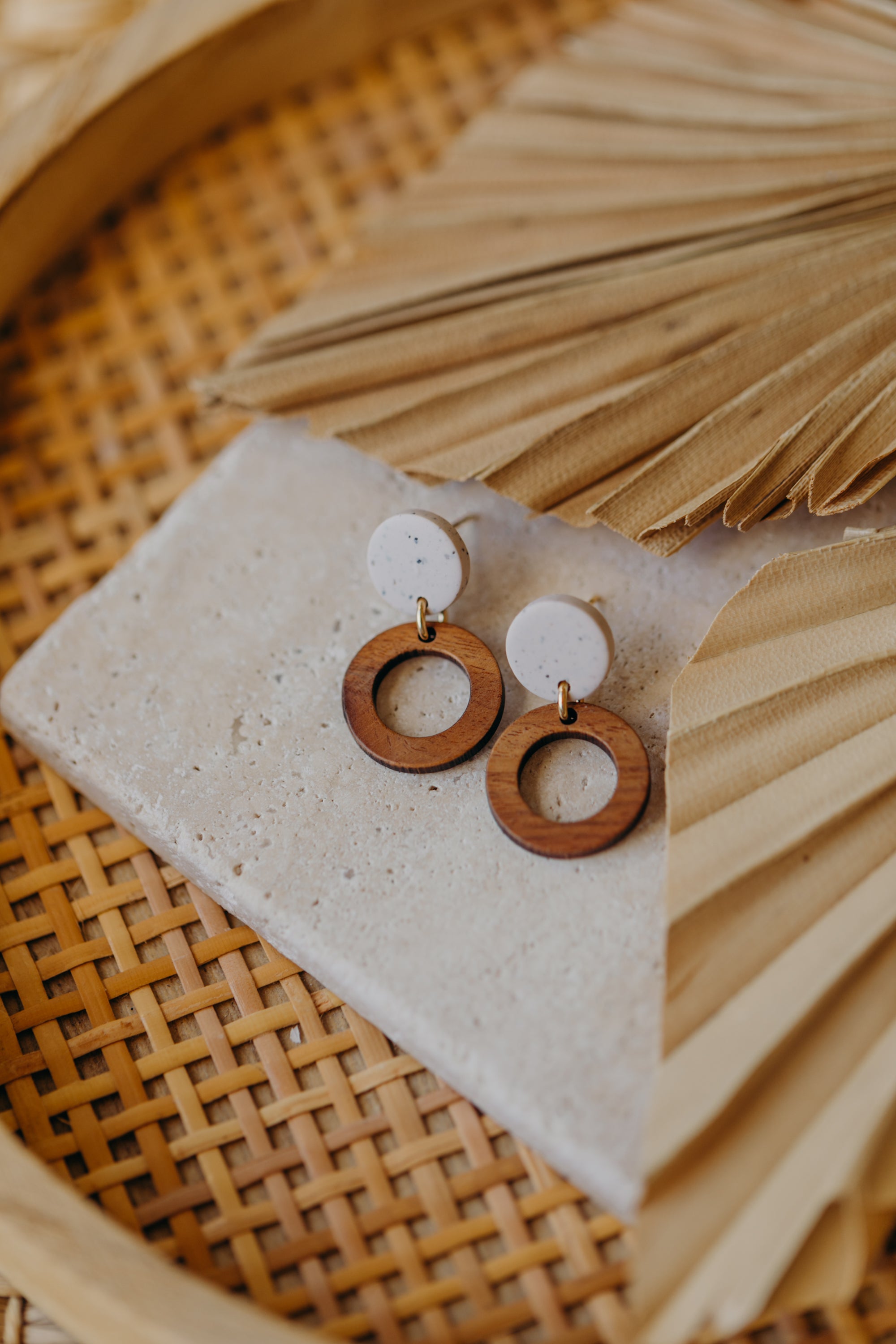 BECCA - runde Polymer Ton Ohrringe in Kalk mit Holzanhänger kleiner Kreis