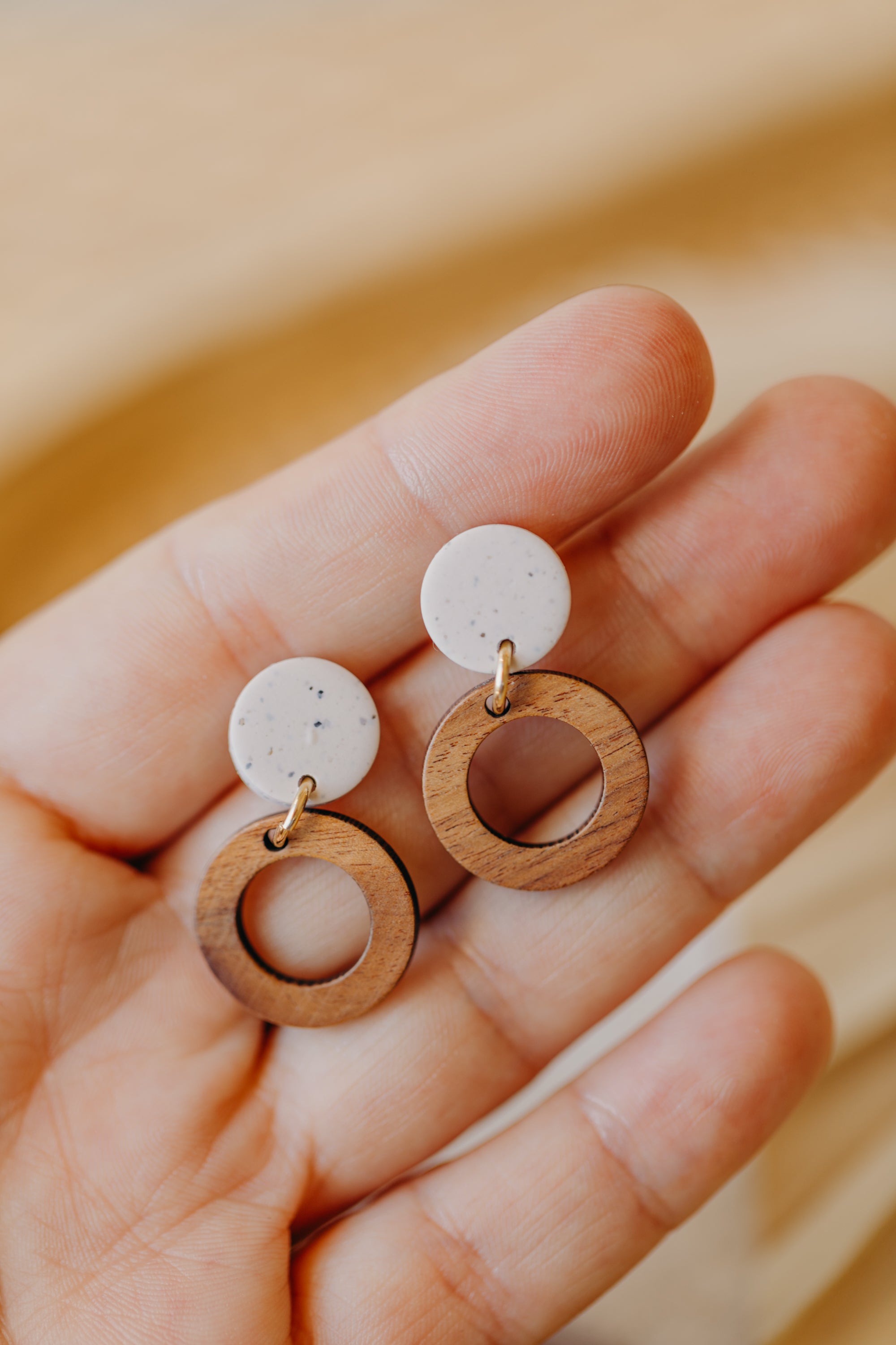 BECCA - runde Polymer Ton Ohrringe in Kalk mit Holzanhänger kleiner Kreis