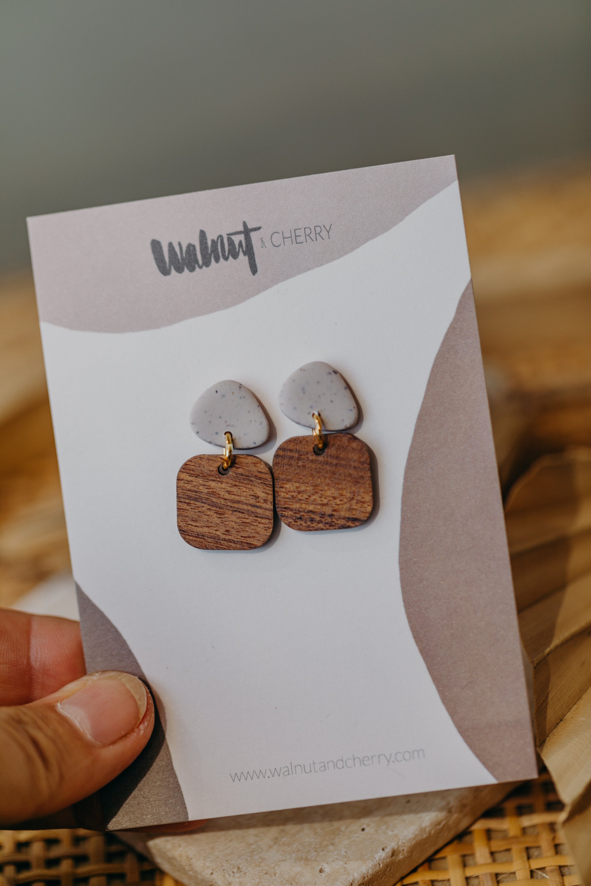 CARLA - dreieckige Polymer Ton Ohrringe in kalk mit rechteckigem Holzanhänger