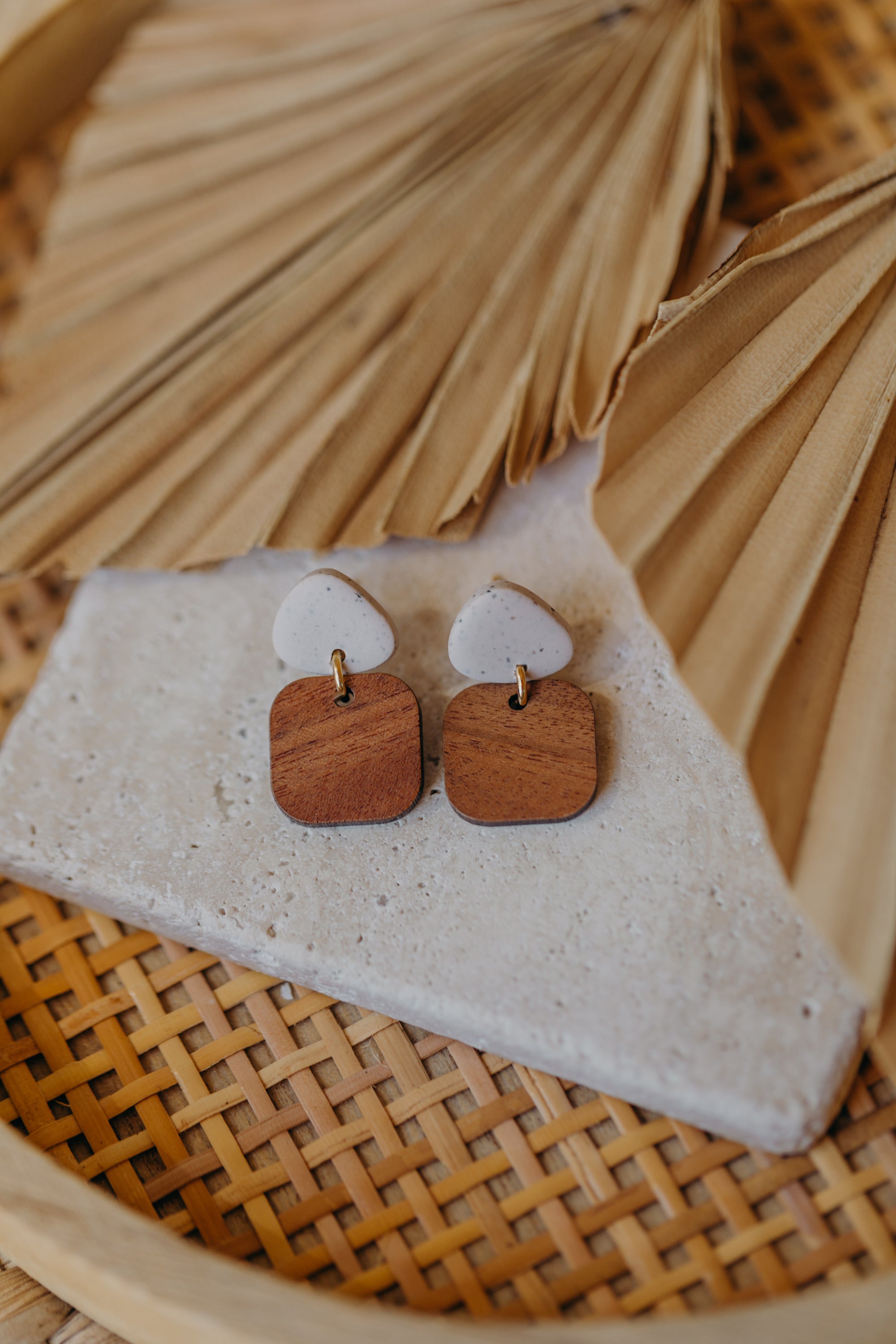 CARLA - dreieckige Polymer Ton Ohrringe in kalk mit rechteckigem Holzanhänger