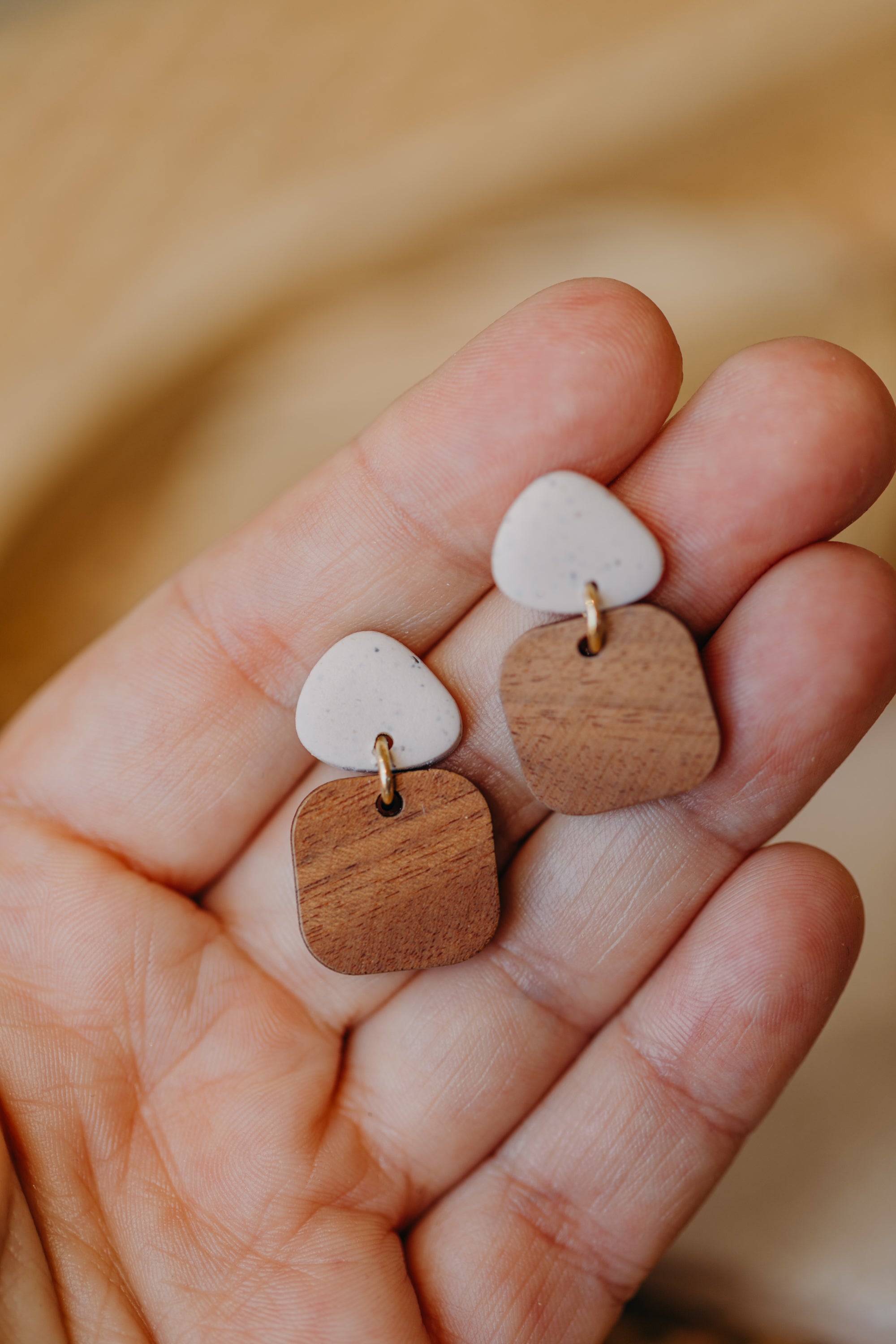 CARLA - dreieckige Polymer Ton Ohrringe in kalk mit rechteckigem Holzanhänger