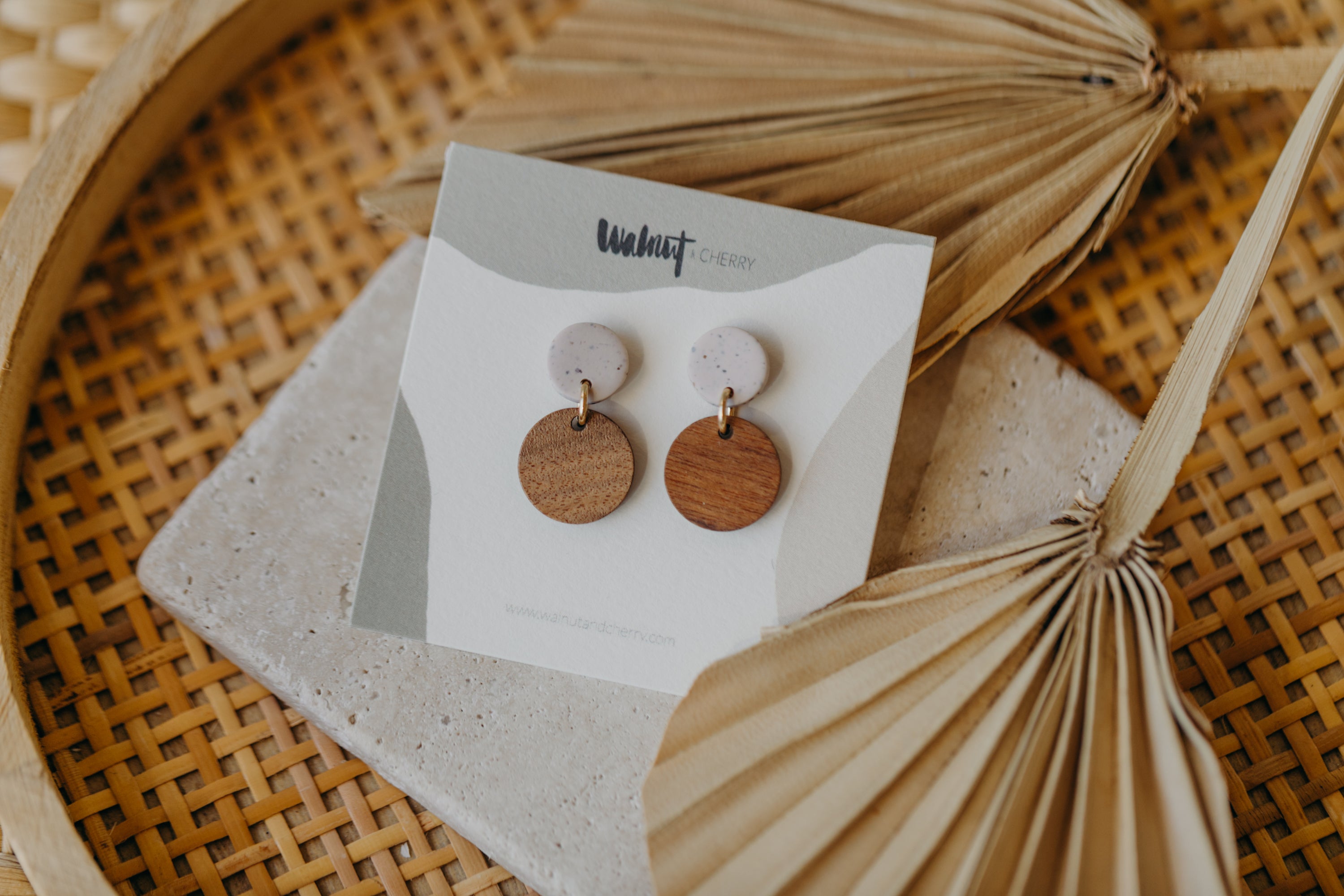 YUMI - runde kalk farbene Polymer Ton Ohrringe mit rundem Holzanhänger