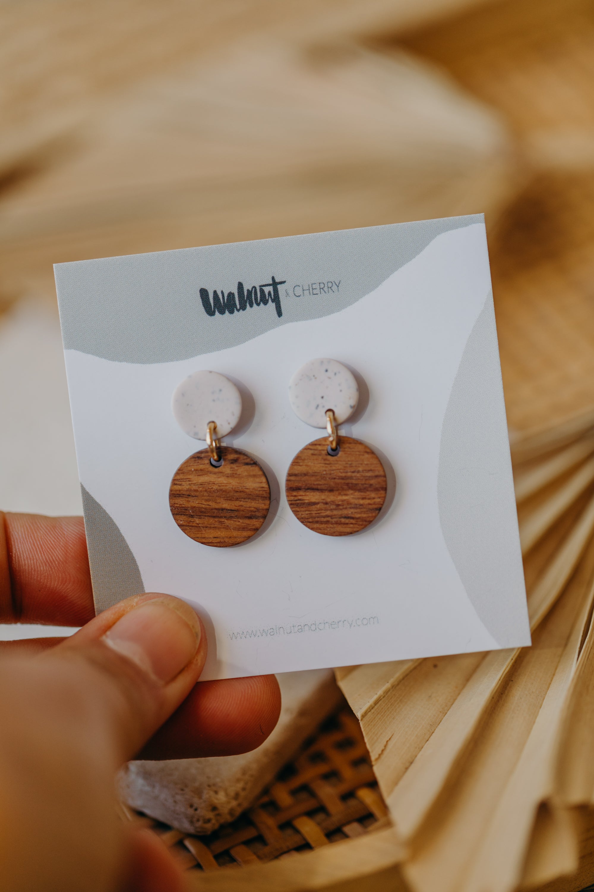 YUMI - runde kalk farbene Polymer Ton Ohrringe mit rundem Holzanhänger