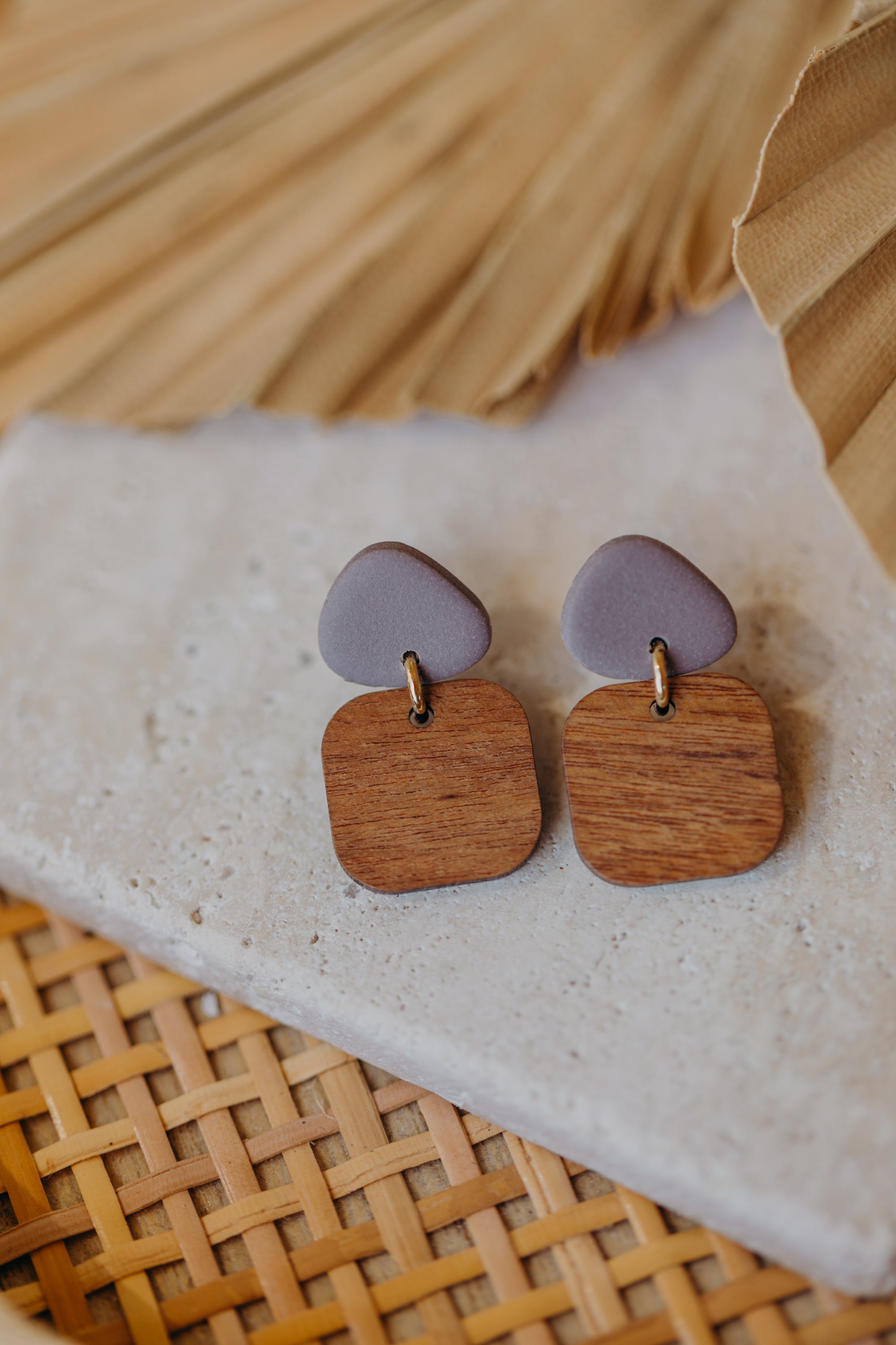 CARLA - dreieckige Polymer Ton Ohrringe in Lila-Grau mit rechteckigem Holzanhänger