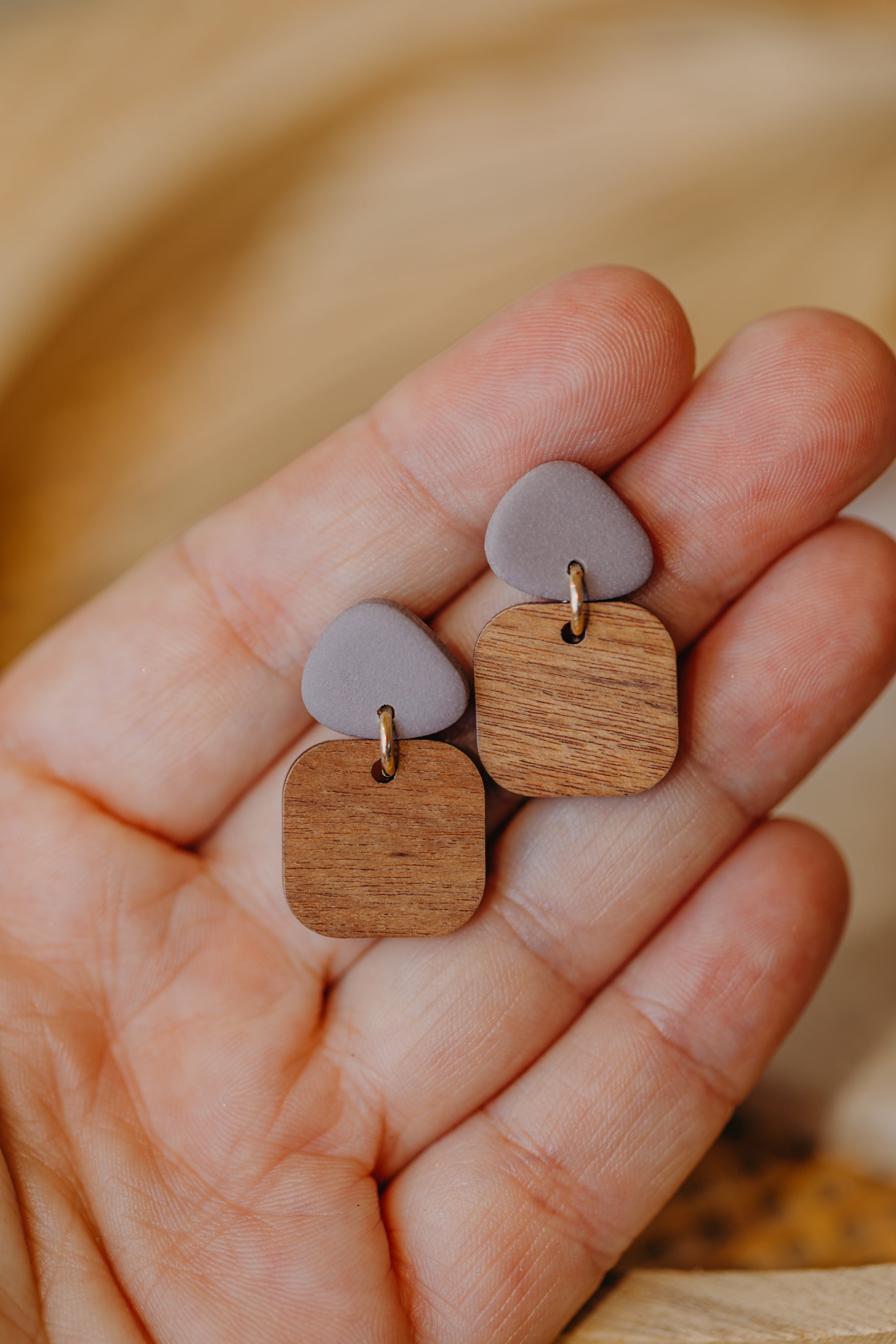 CARLA - dreieckige Polymer Ton Ohrringe in Lila-Grau mit rechteckigem Holzanhänger