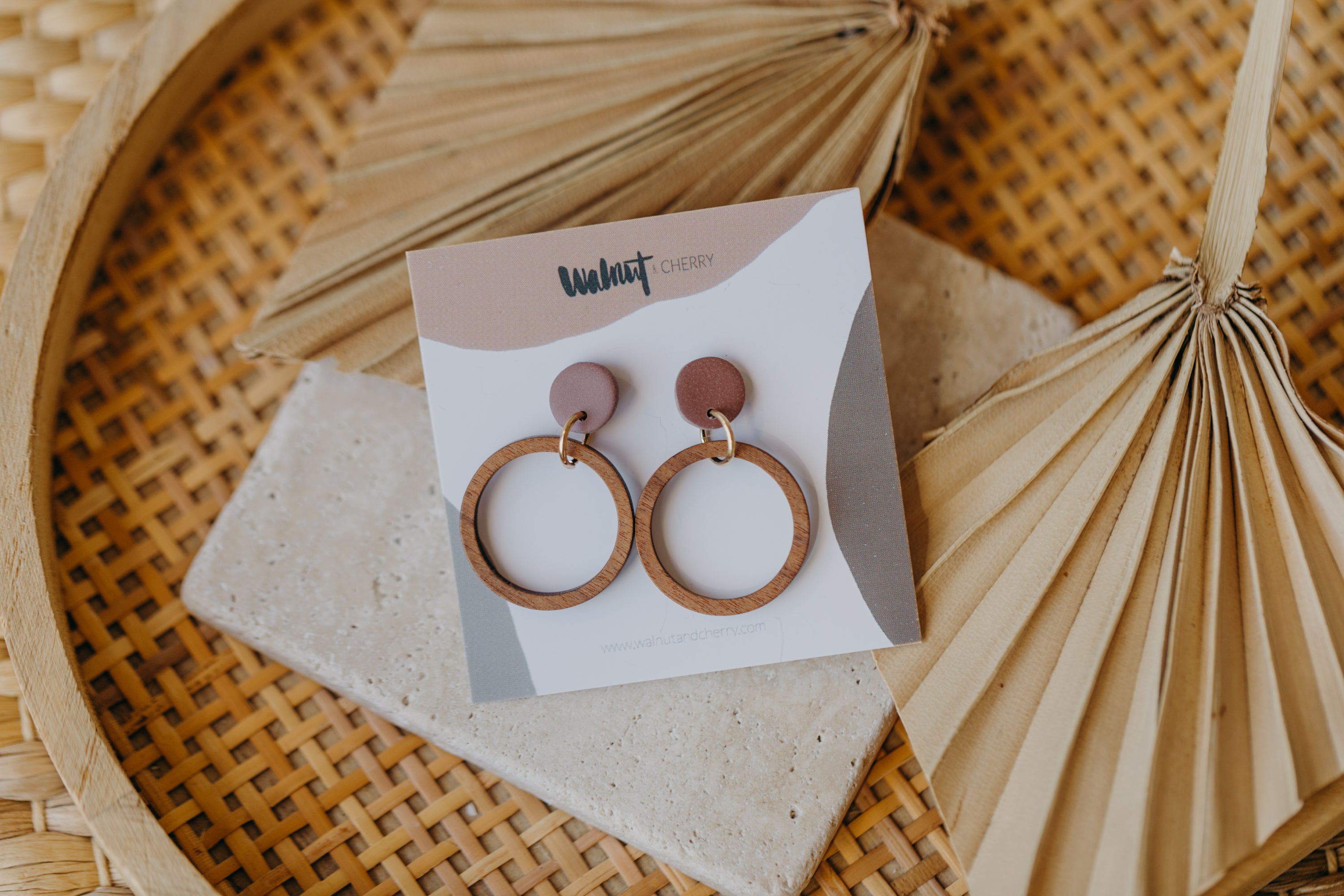 MALIA - runde Polymer Ton Ohrringe in Mauve mit Holzanhänger Kreis