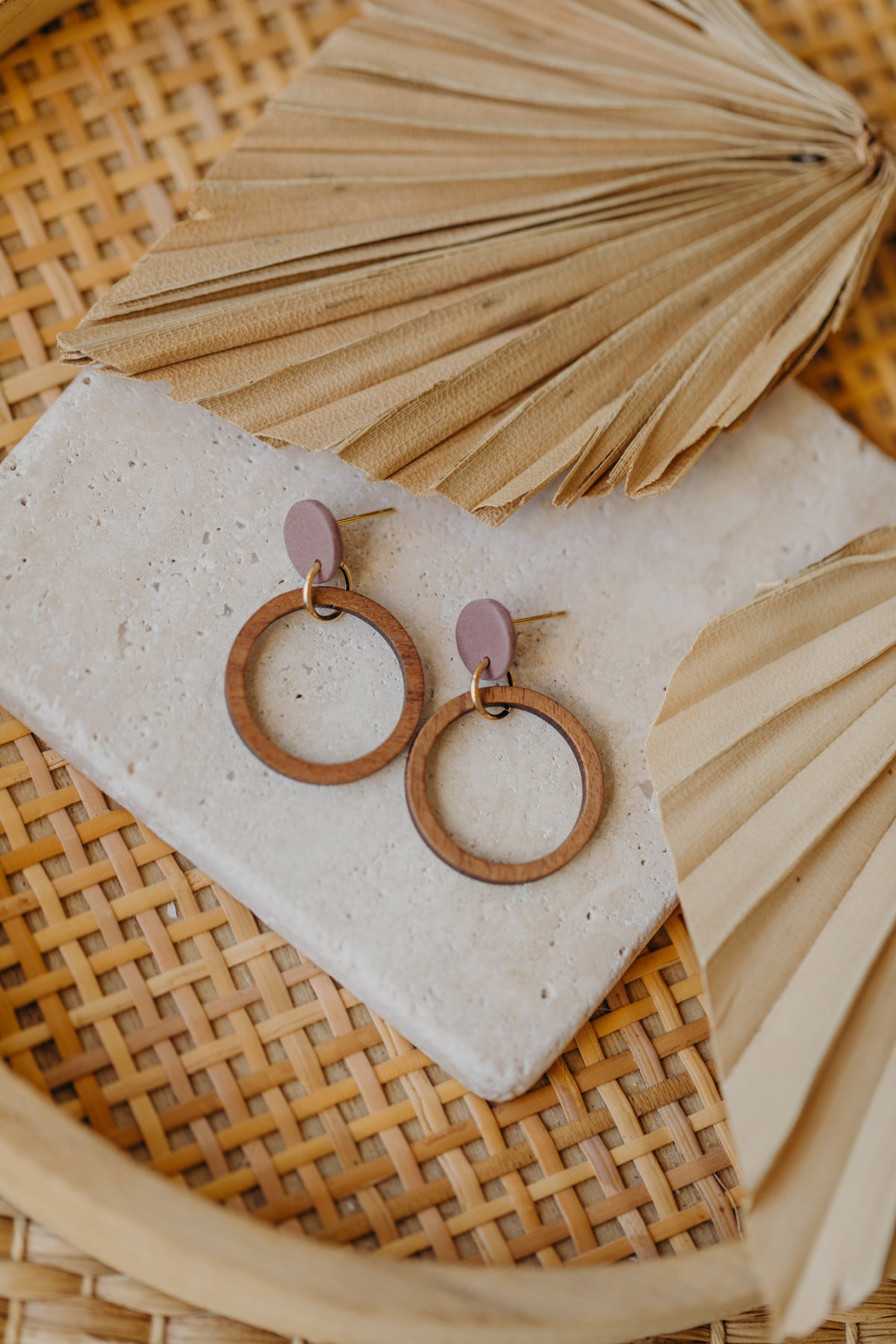 MALIA - runde Polymer Ton Ohrringe in Mauve mit Holzanhänger Kreis