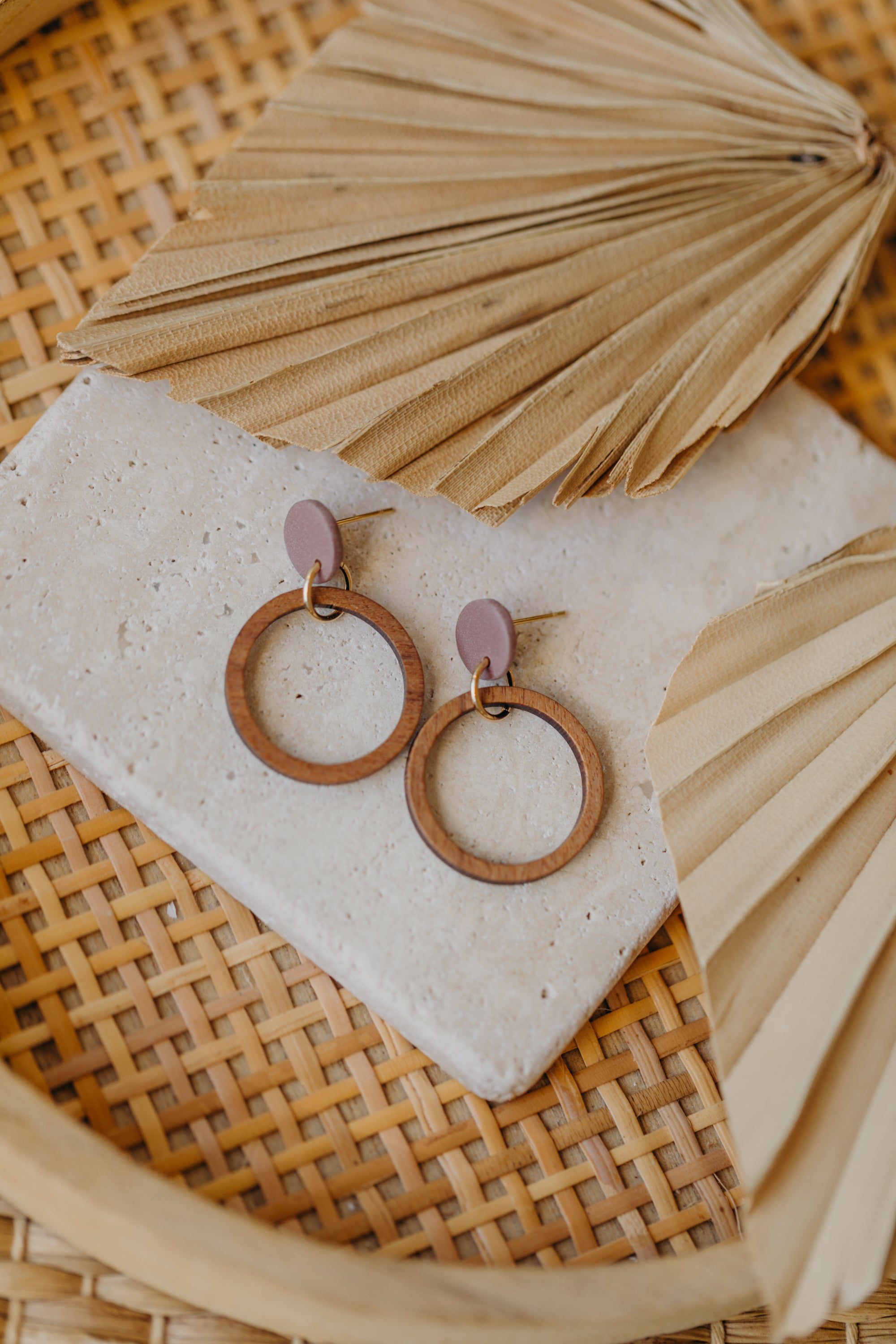 MALIA - runde Polymer Ton Ohrringe in Mauve mit Holzanhänger Kreis
