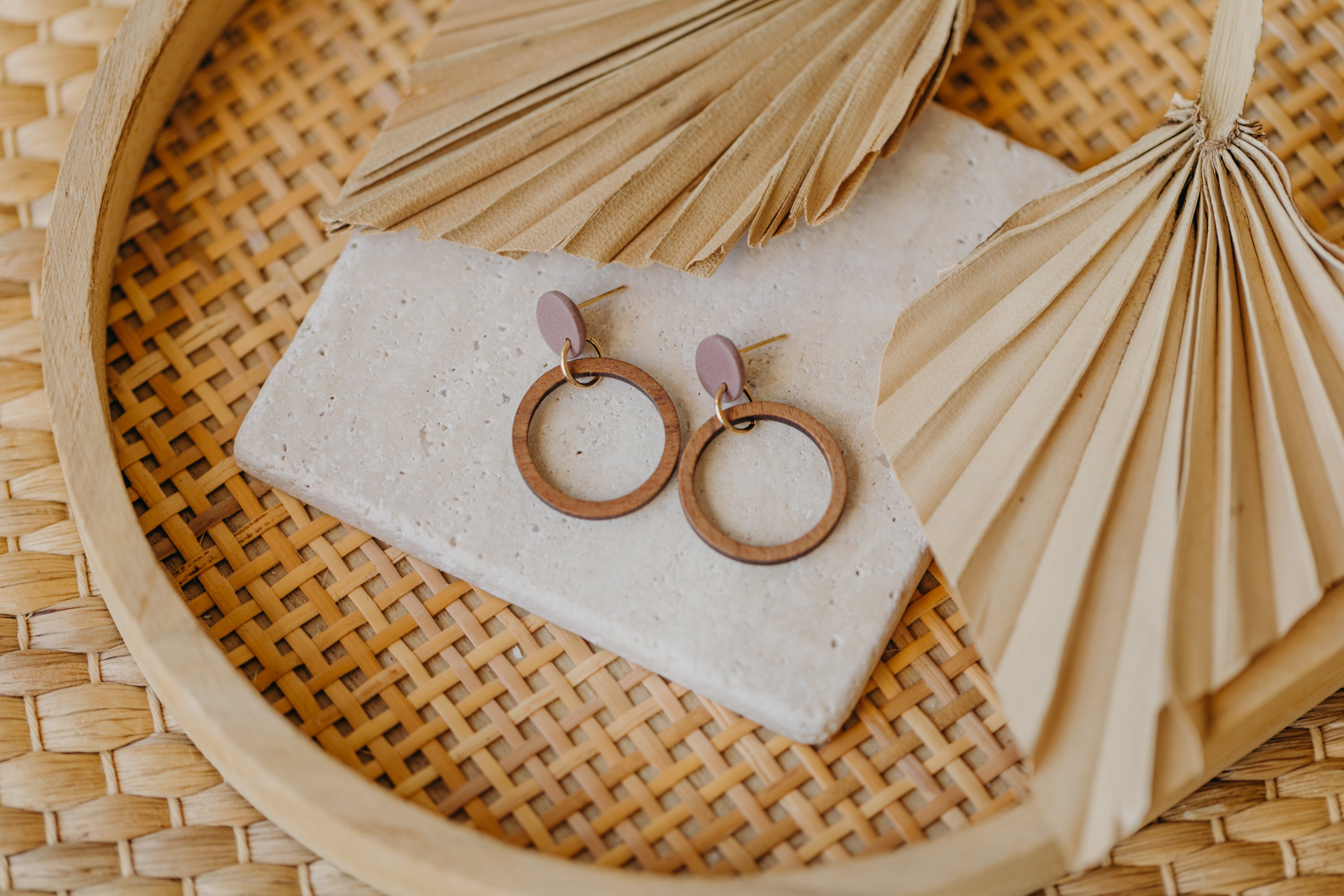 MALIA - runde Polymer Ton Ohrringe in Mauve mit Holzanhänger Kreis