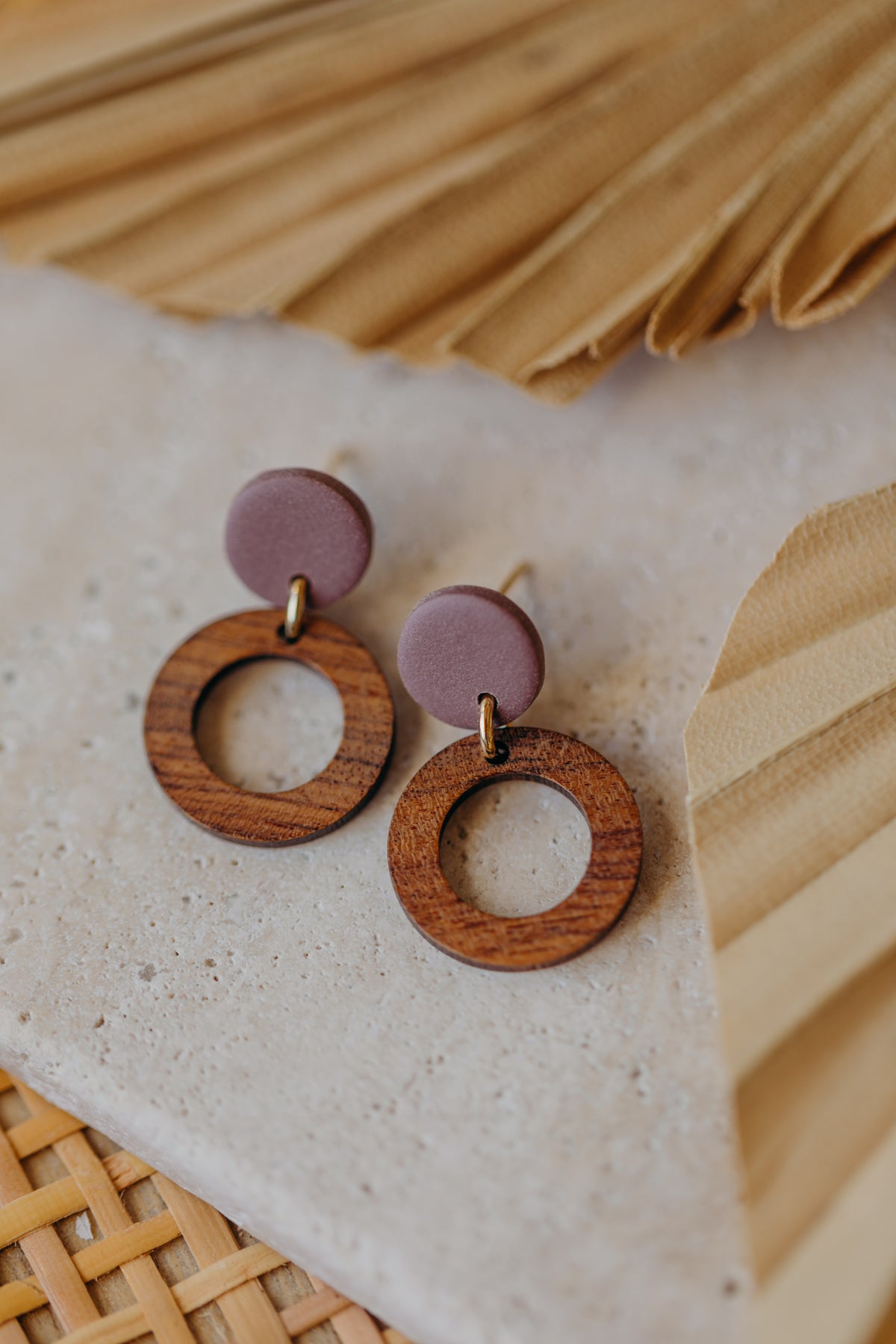 BECCA - runde Polymer Ton Ohrringe in Mauve mit Holzanhänger kleiner Kreis