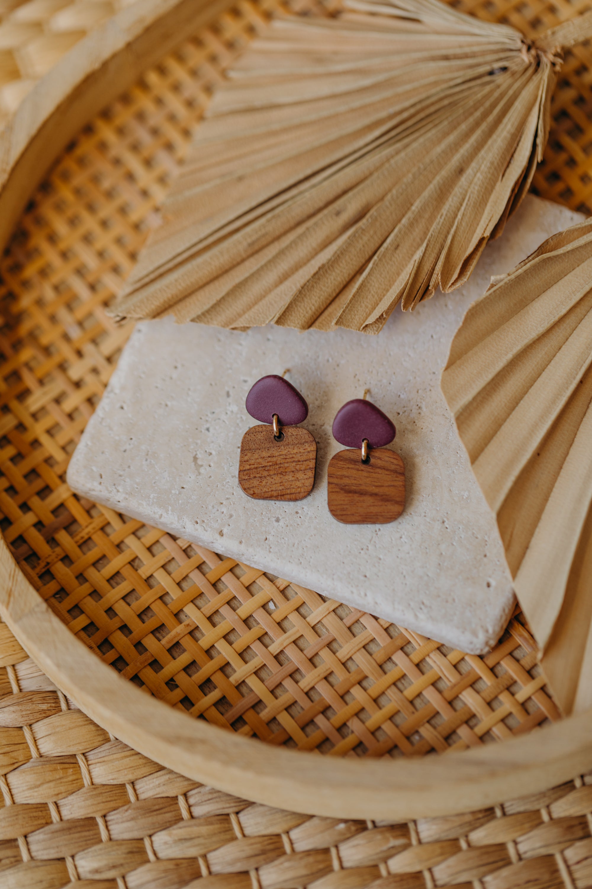 CARLA - dreieckige Polymer Ton Ohrringe in Pflaume mit rechteckigem Holzanhänger