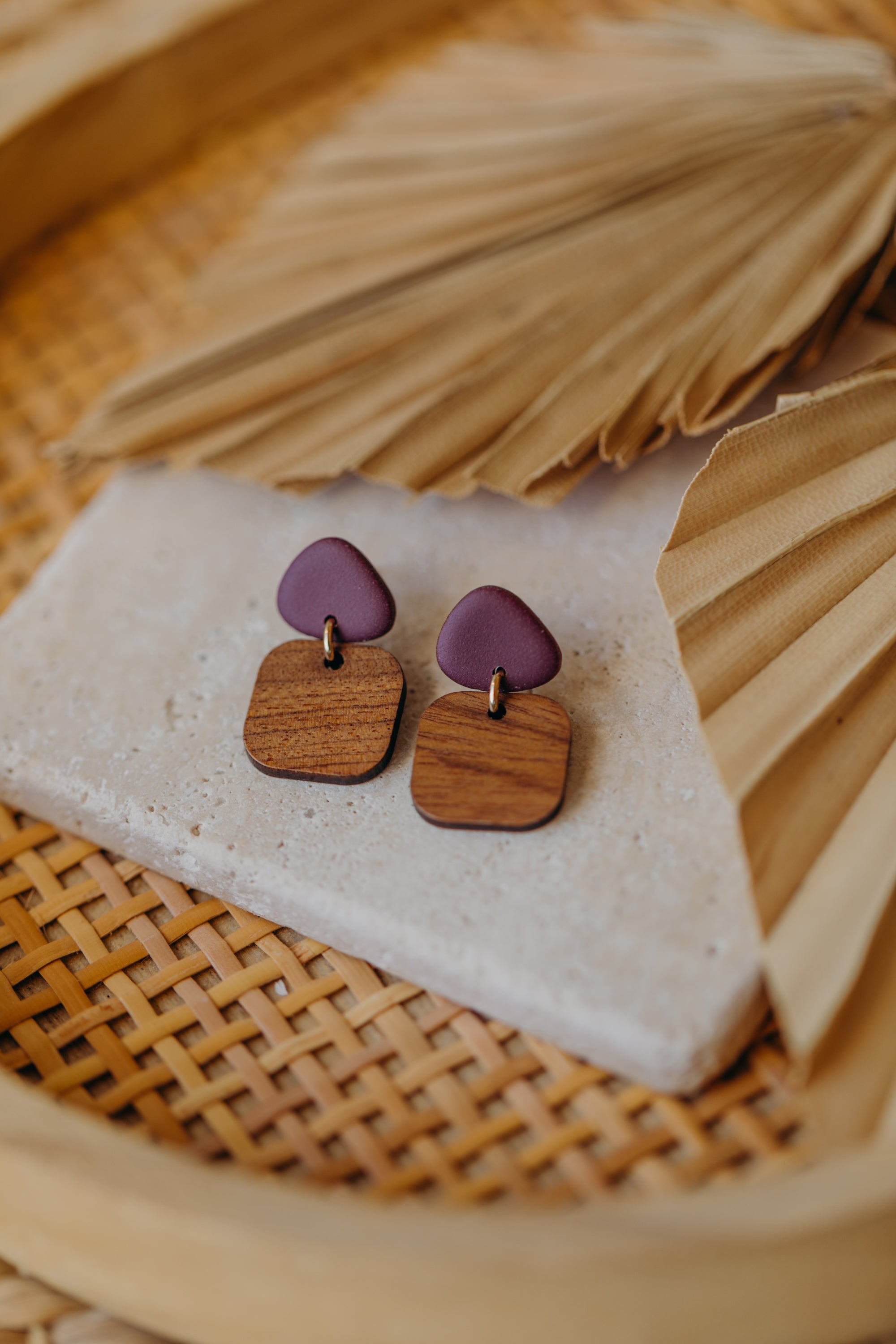 CARLA - dreieckige Polymer Ton Ohrringe in Pflaume mit rechteckigem Holzanhänger