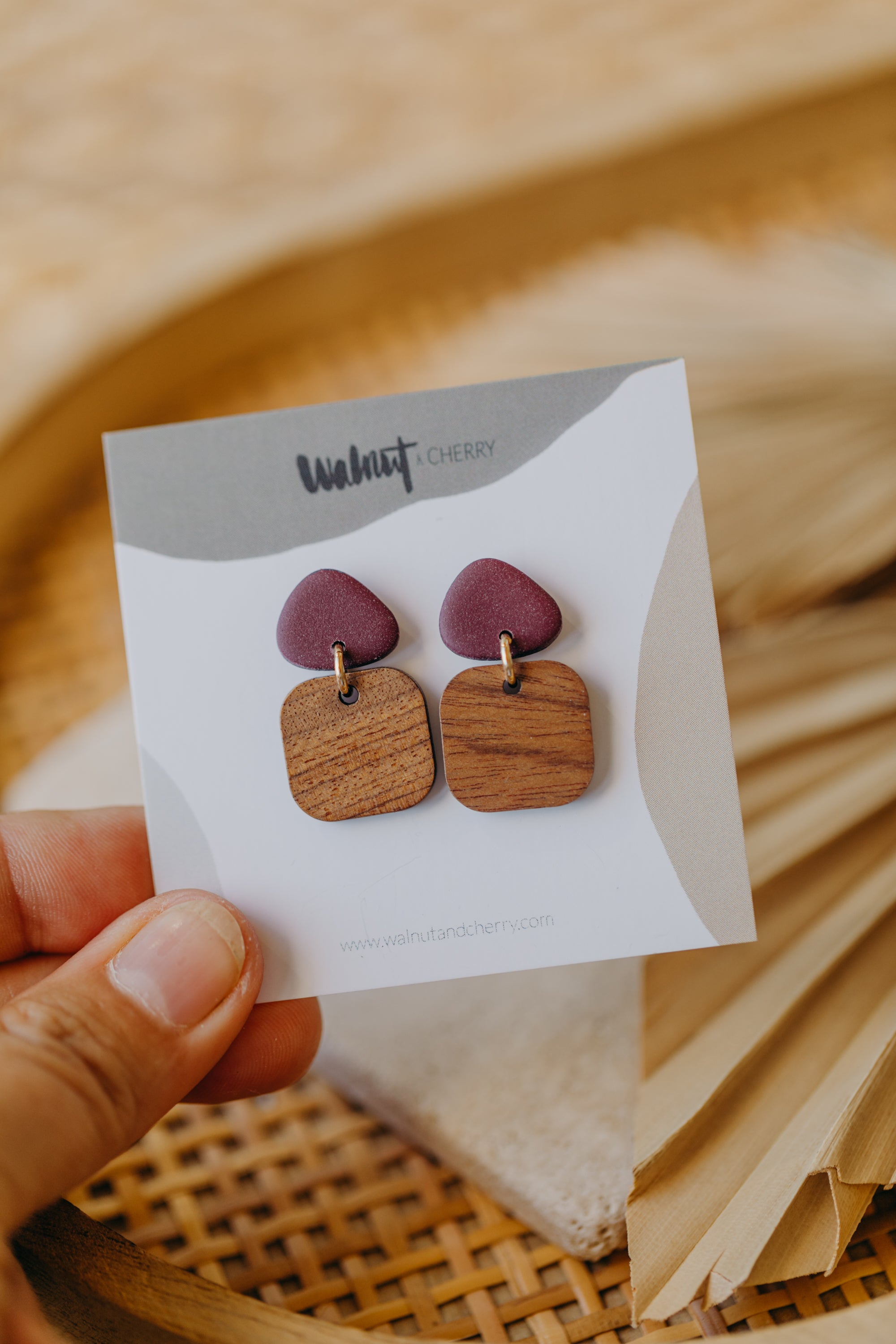 CARLA - dreieckige Polymer Ton Ohrringe in Pflaume mit rechteckigem Holzanhänger