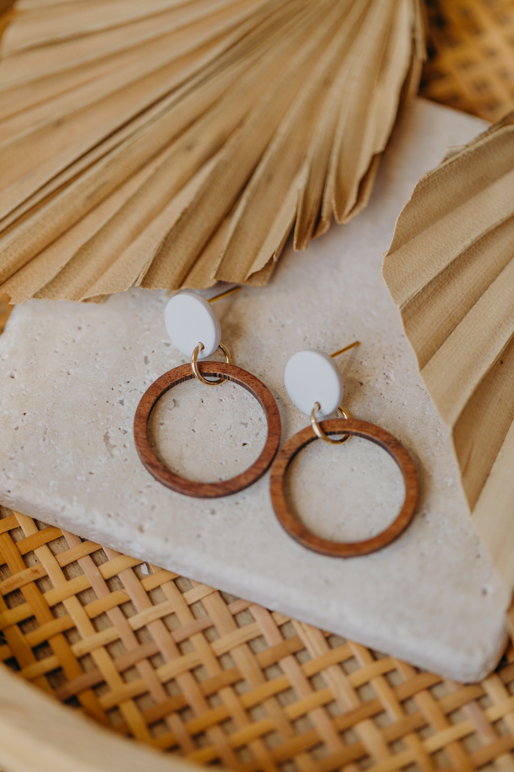 MALIA - runde Polymer Ton Ohrringe in Weiß mit Holzanhänger Kreis