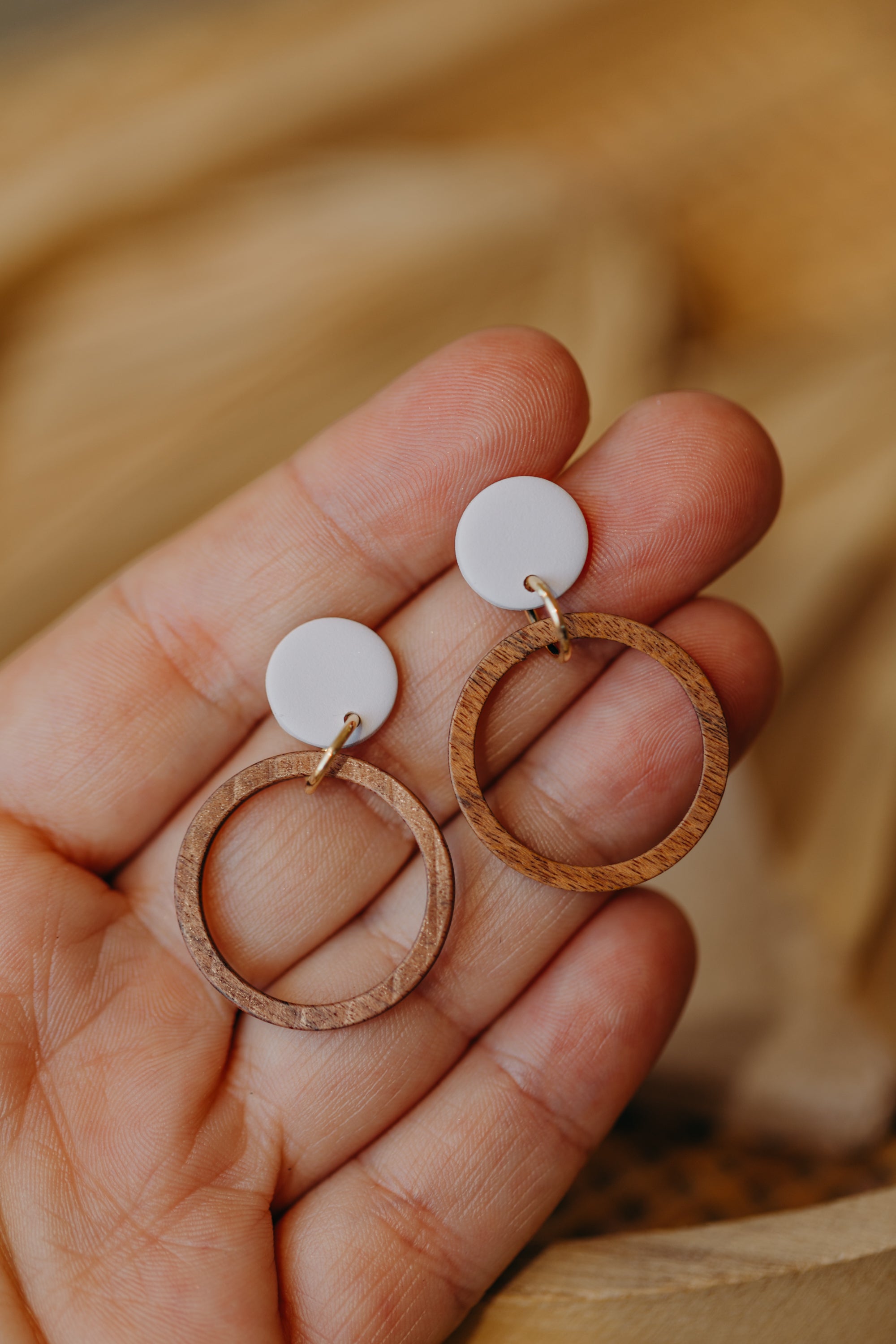 MALIA - runde Polymer Ton Ohrringe in Weiß mit Holzanhänger Kreis
