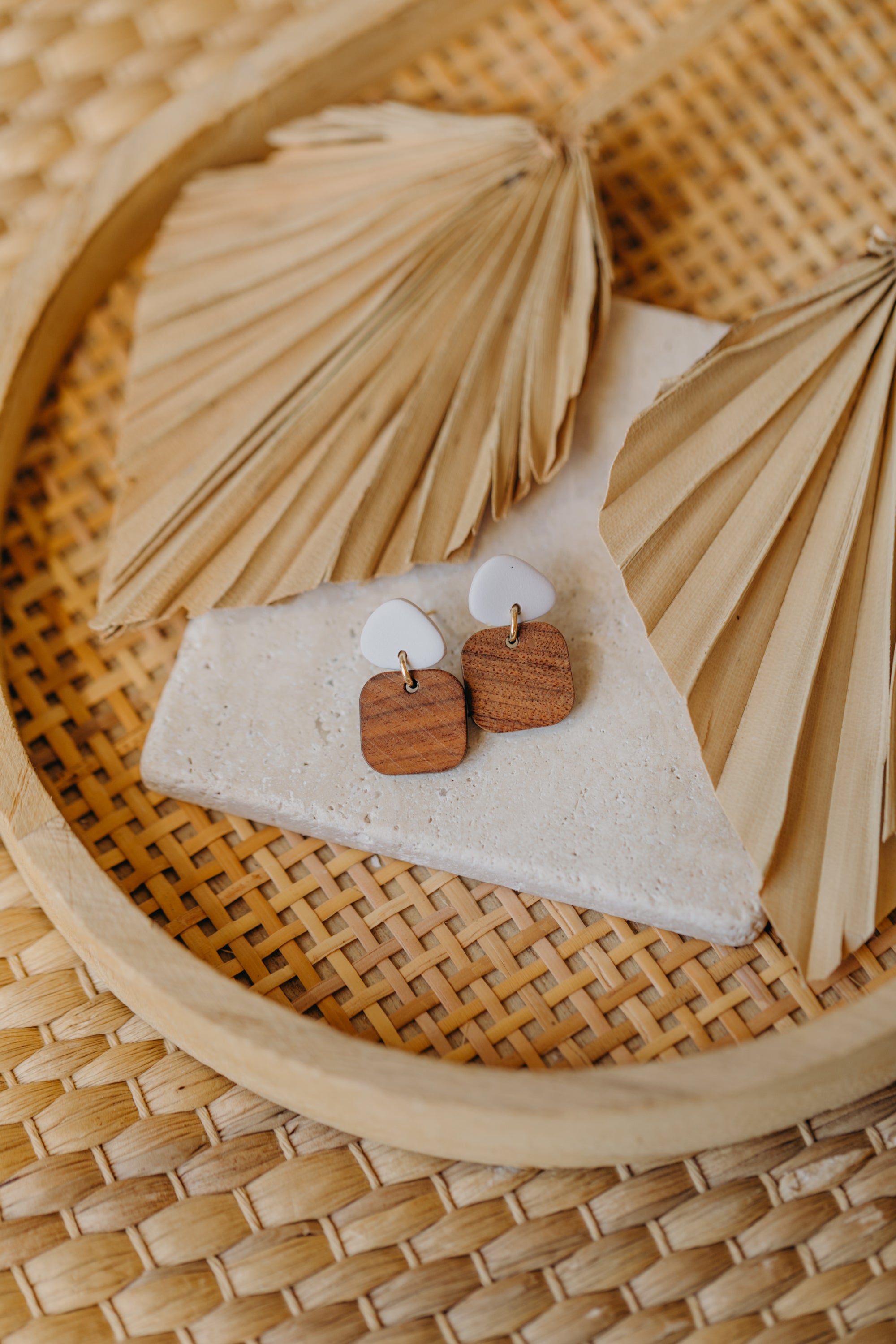 CARLA - dreieckige Polymer Ton Ohrringe in Weiß mit rechteckigem Holzanhänger