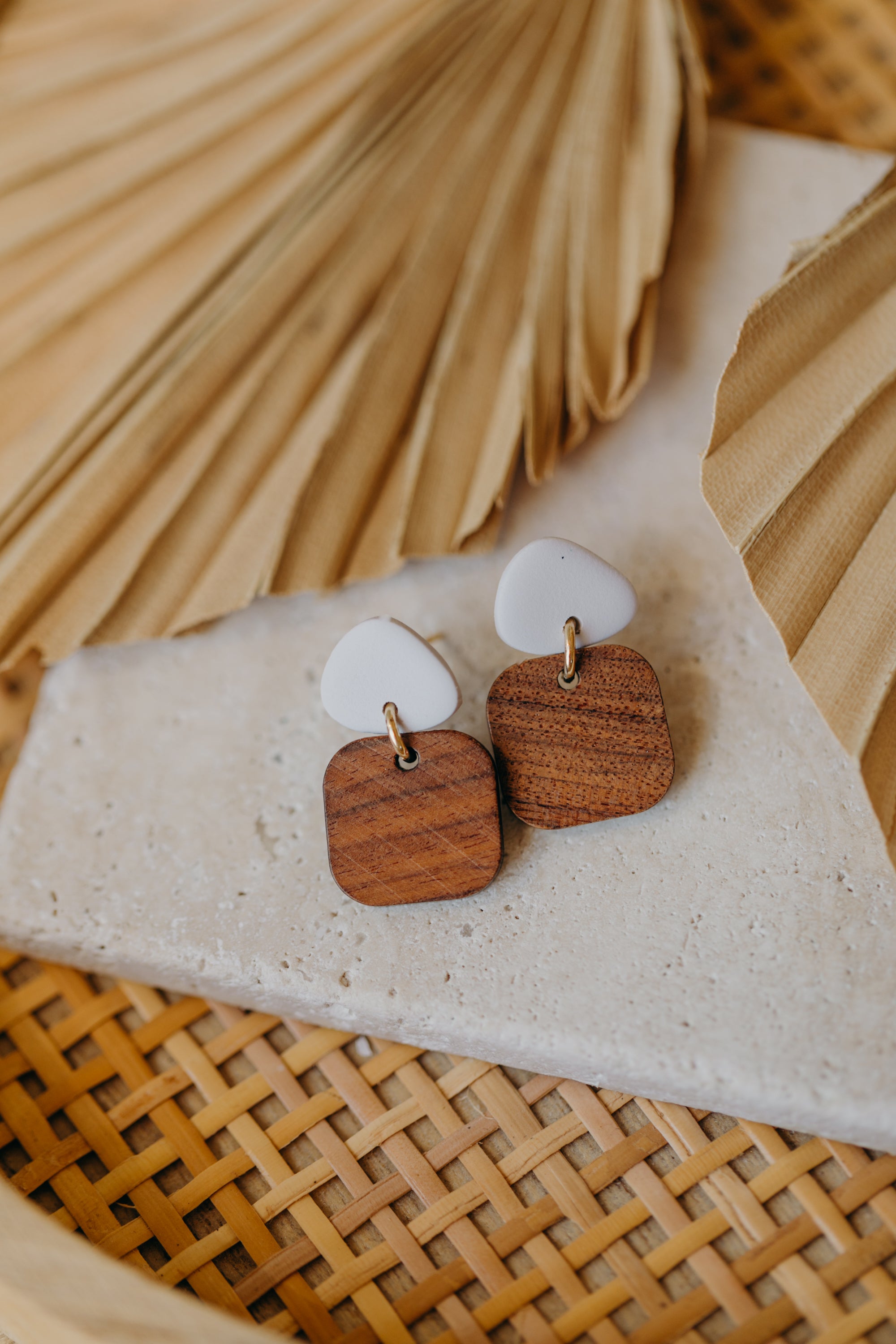 CARLA - dreieckige Polymer Ton Ohrringe in Weiß mit rechteckigem Holzanhänger