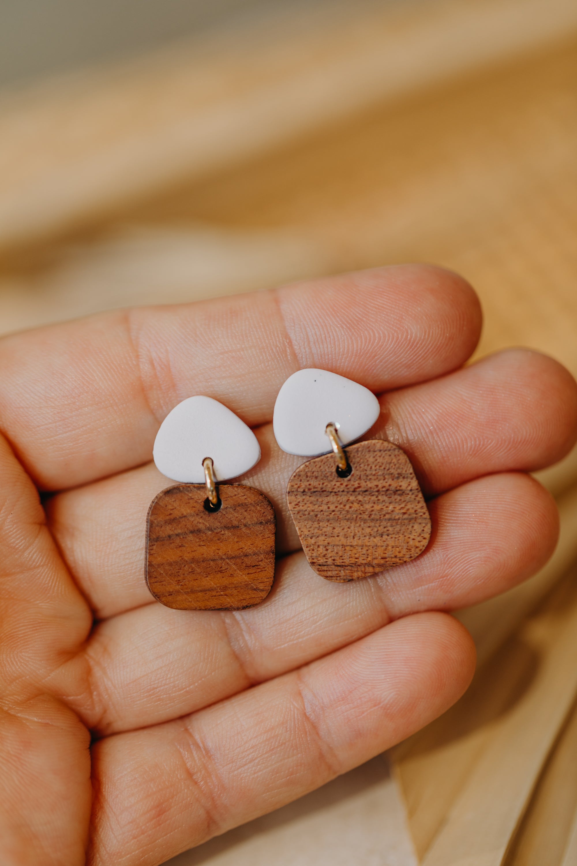 CARLA - dreieckige Polymer Ton Ohrringe in Weiß mit rechteckigem Holzanhänger