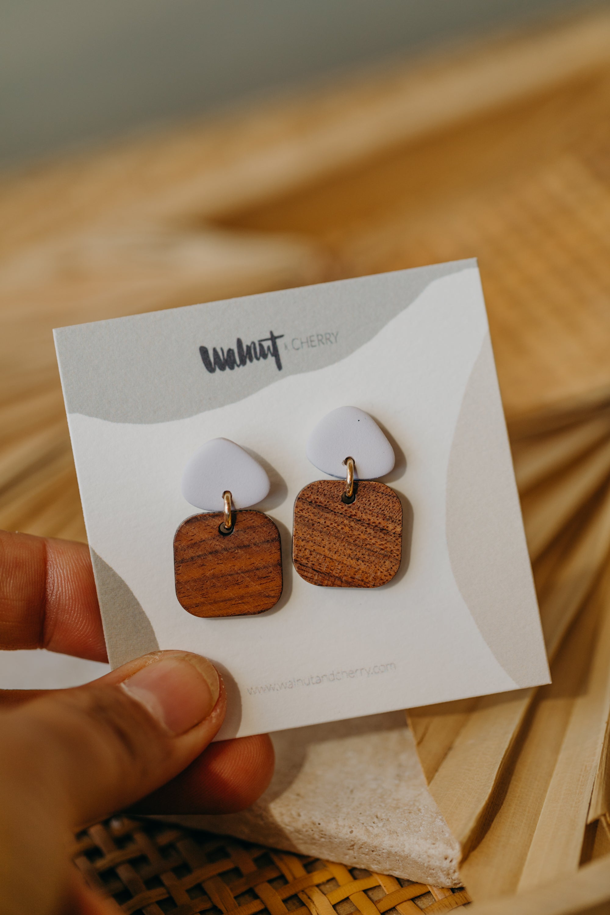 CARLA - dreieckige Polymer Ton Ohrringe in Weiß mit rechteckigem Holzanhänger