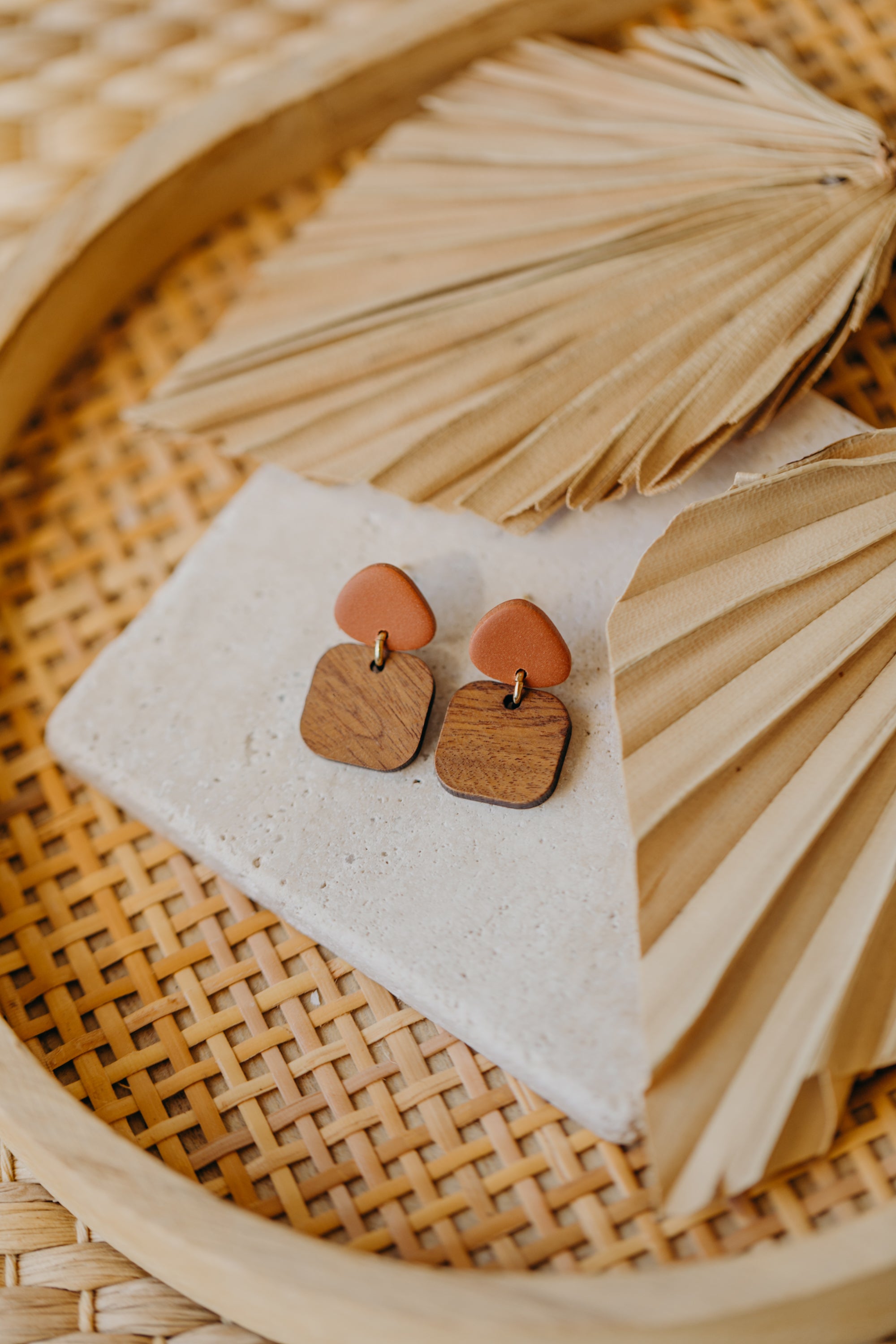 CARLA - dreieckige Polymer Ton Ohrringe in Zimt mit rechteckigem Holzanhänger