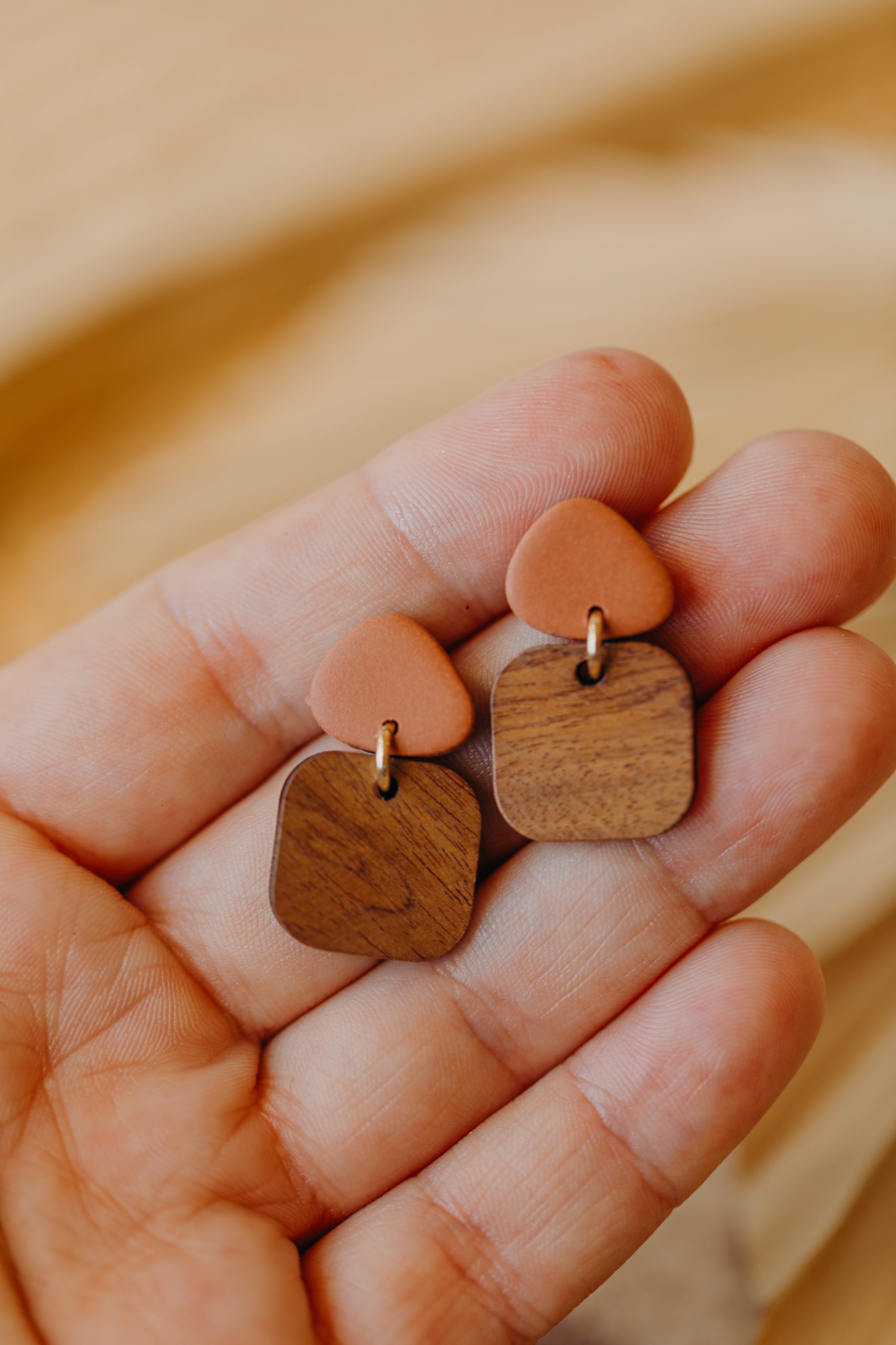 CARLA - dreieckige Polymer Ton Ohrringe in Zimt mit rechteckigem Holzanhänger