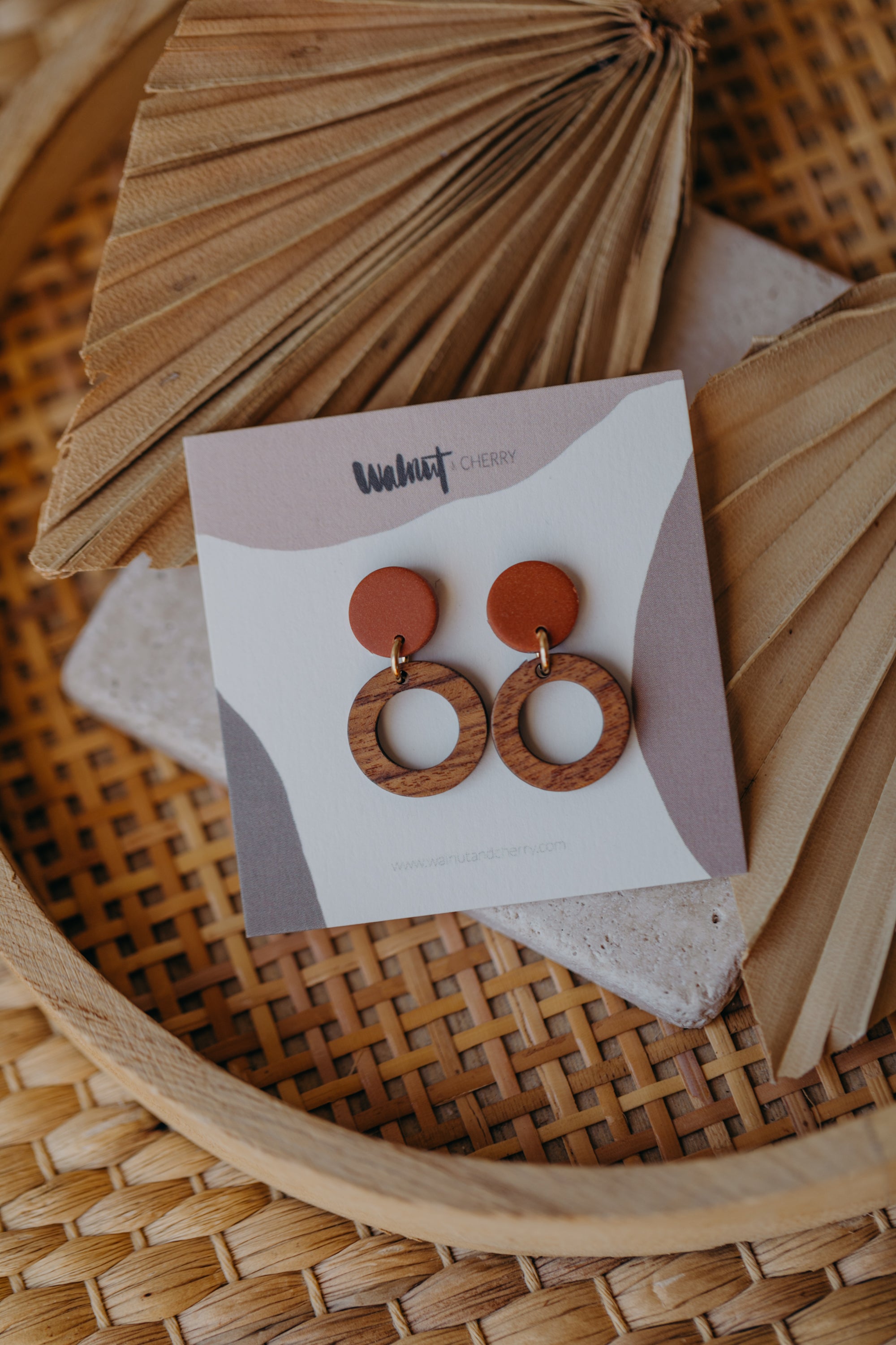 BECCA - runde Polymer Ton Ohrringe in Zimt mit Holzanhänger kleiner Kreis