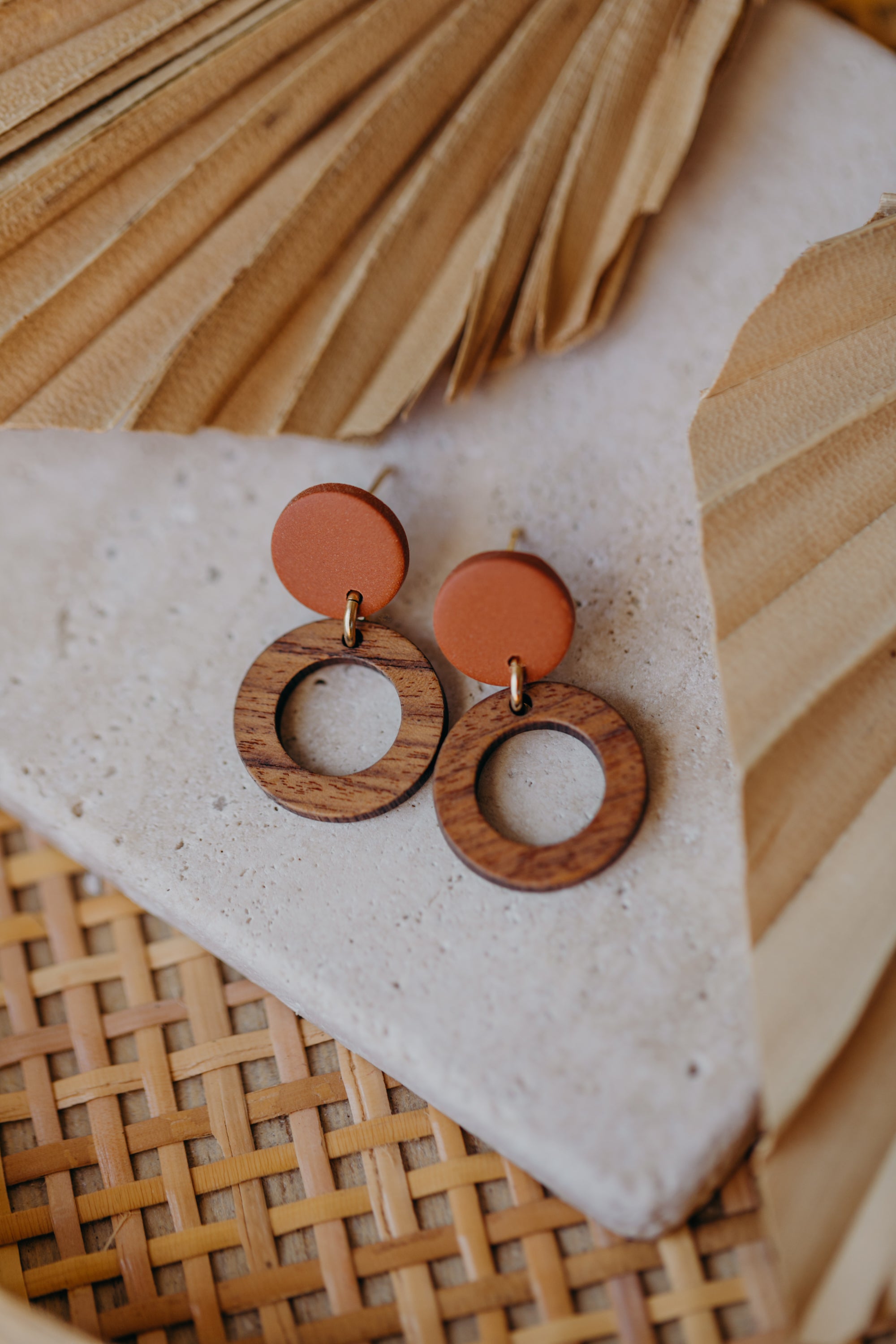 BECCA - runde Polymer Ton Ohrringe in Zimt mit Holzanhänger kleiner Kreis