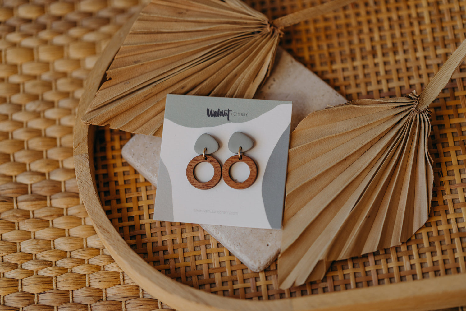 SMILLA - dreieckige Polymer Ton Ohrringe in Mint mit kleinem Kreis