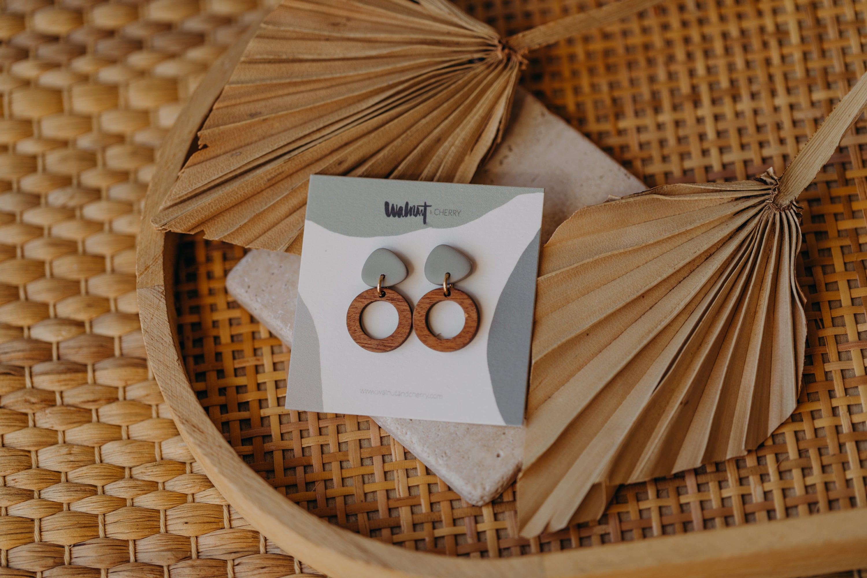 SMILLA - dreieckige Polymer Ton Ohrringe in Mint mit kleinem Kreis