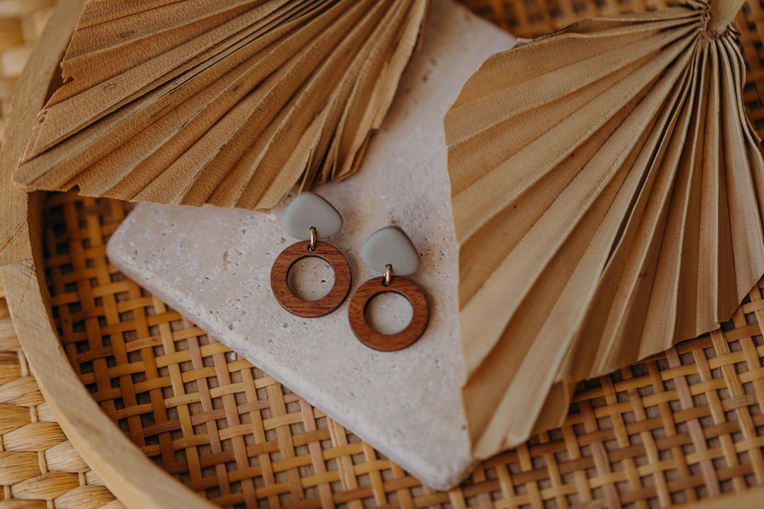 SMILLA - dreieckige Polymer Ton Ohrringe in Mint mit kleinem Kreis