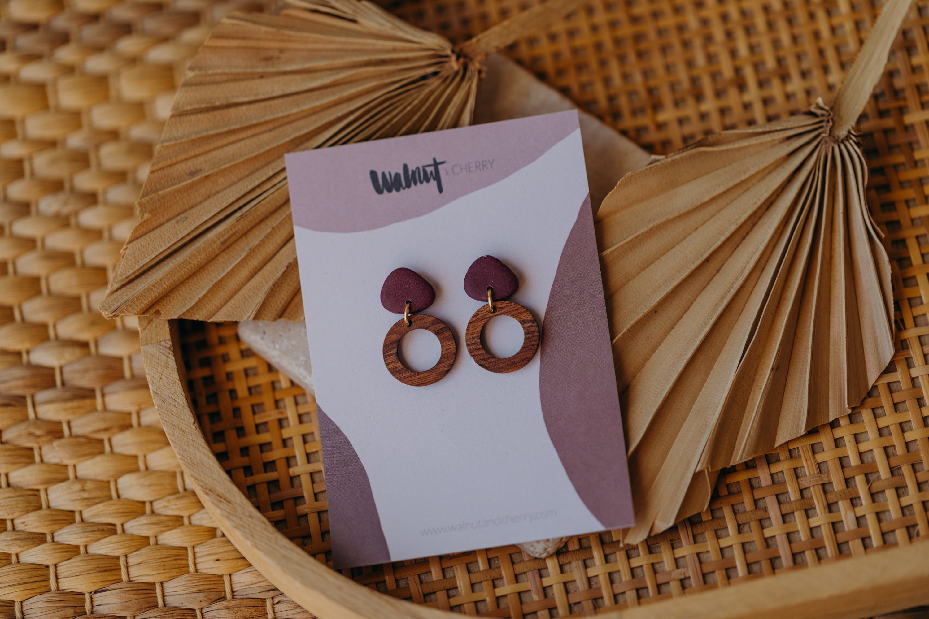 SMILLA - dreieckige Polymer Ton Ohrringe in Pflaume mit kleinem Kreis