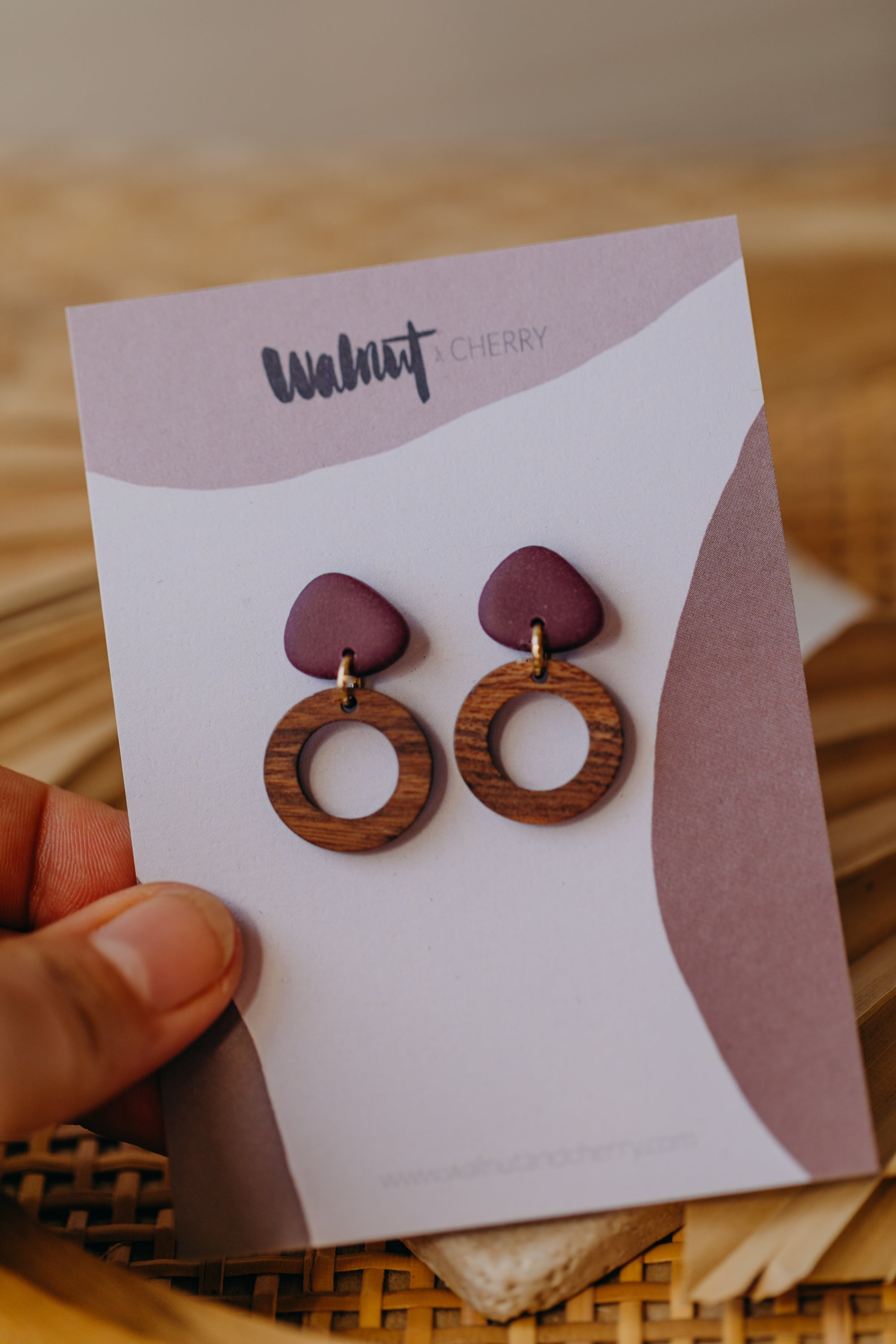 SMILLA - dreieckige Polymer Ton Ohrringe in Pflaume mit kleinem Kreis
