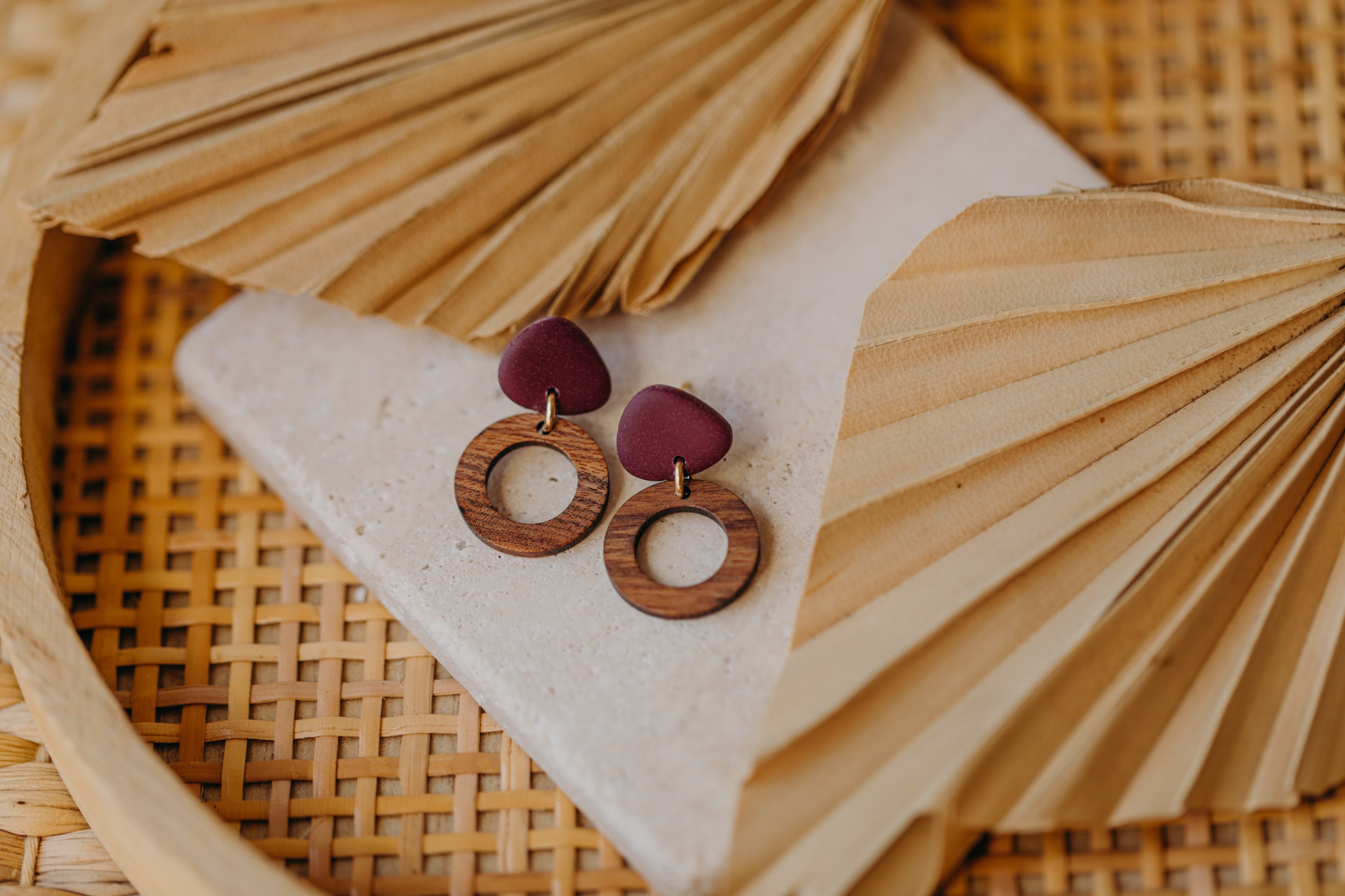 SMILLA - dreieckige Polymer Ton Ohrringe in Pflaume mit kleinem Kreis