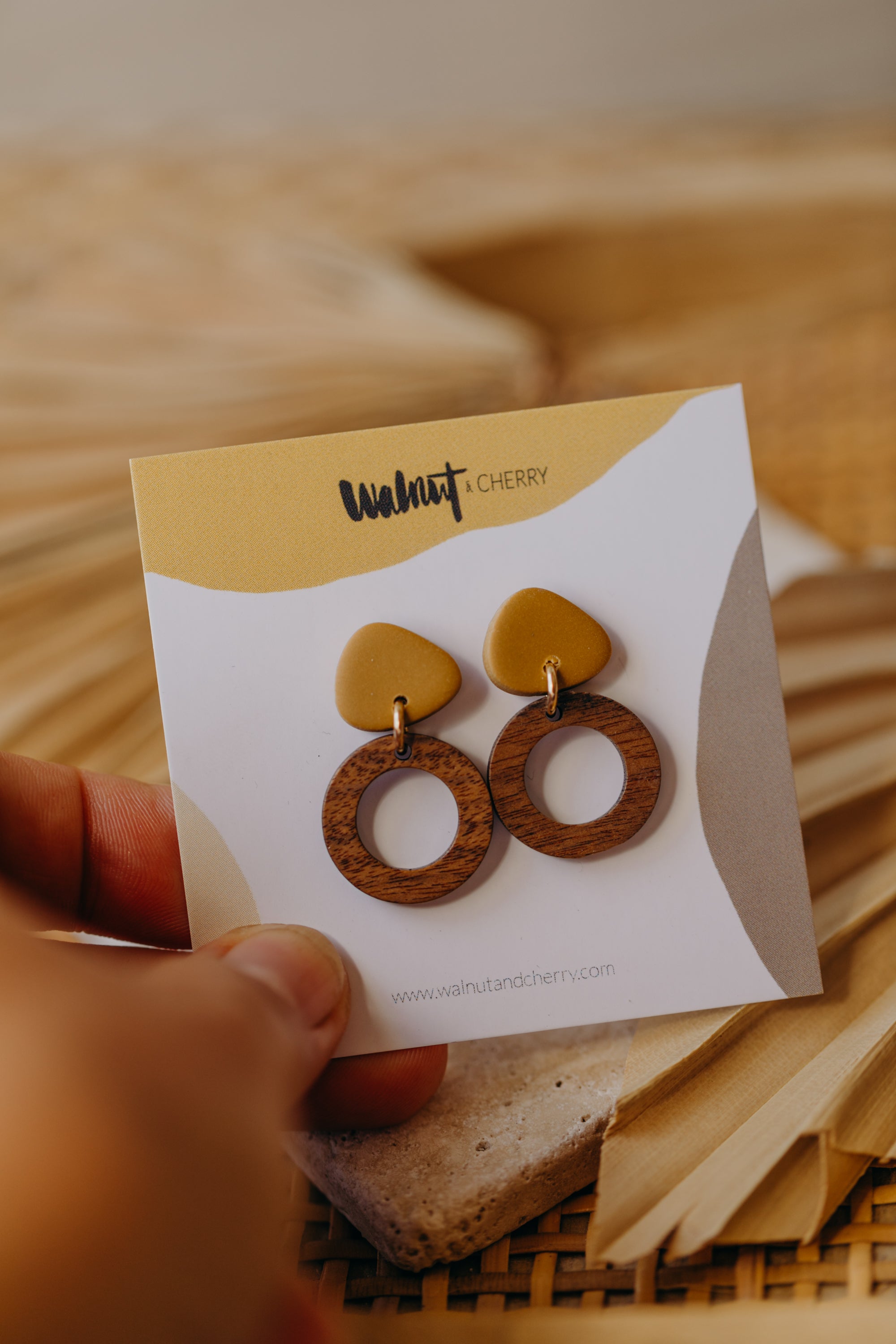 SMILLA - dreieckige Polymer Ton Ohrringe in softem Senfgelb mit kleinem Kreis