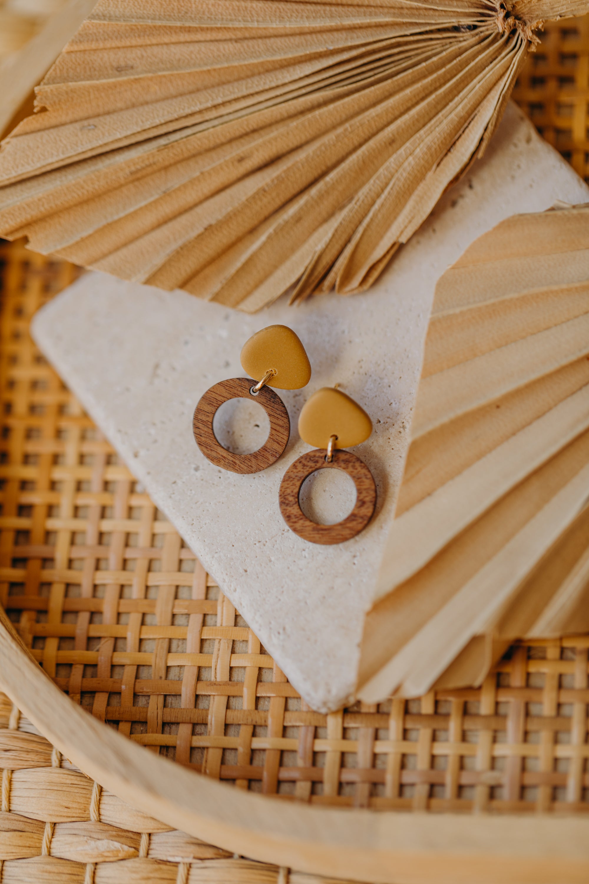 SMILLA - dreieckige Polymer Ton Ohrringe in softem Senfgelb mit kleinem Kreis