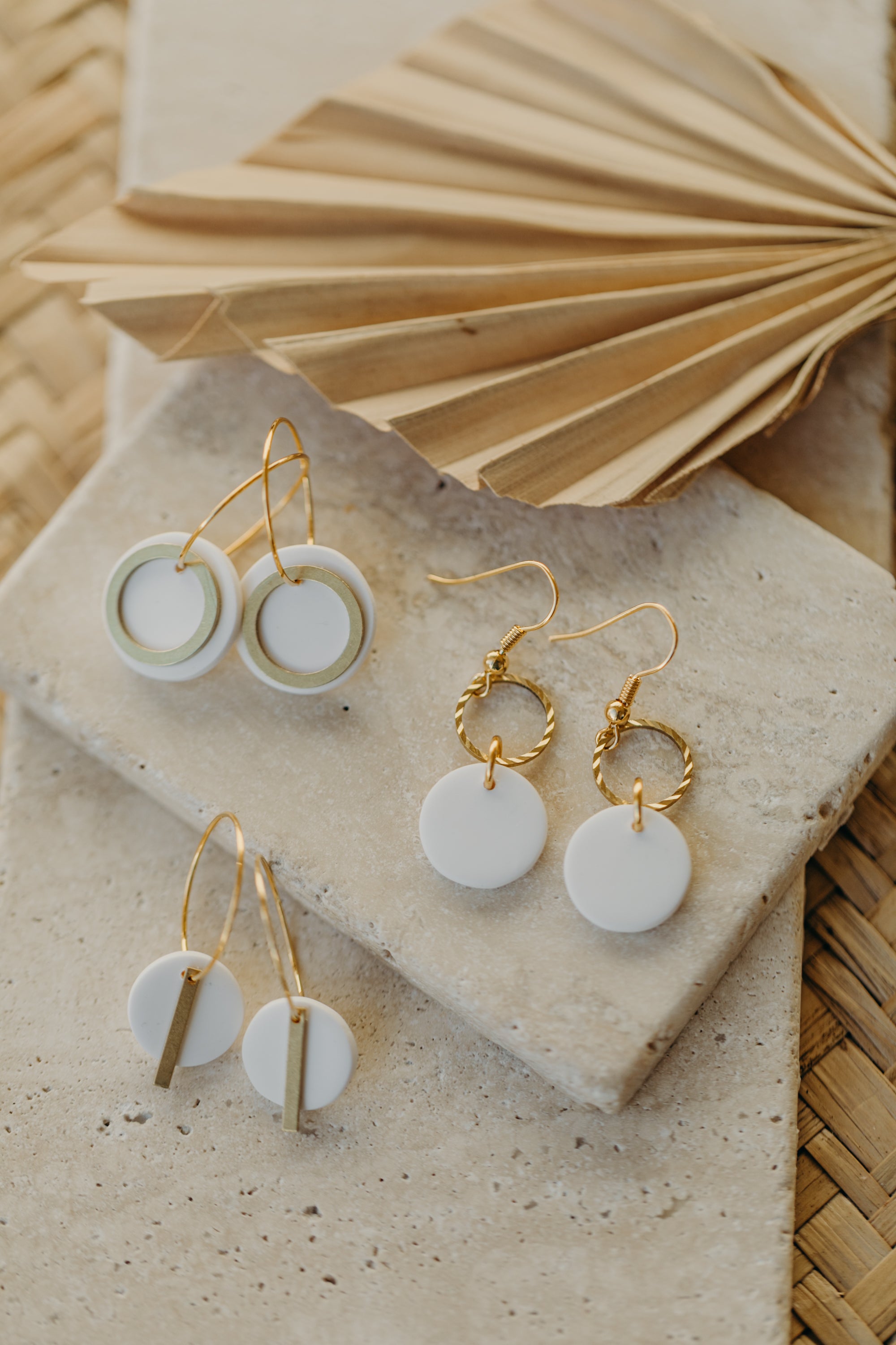 PIPPA - runde weiße Polymer Ton Ohrringe mit Messinganhänger Kreis