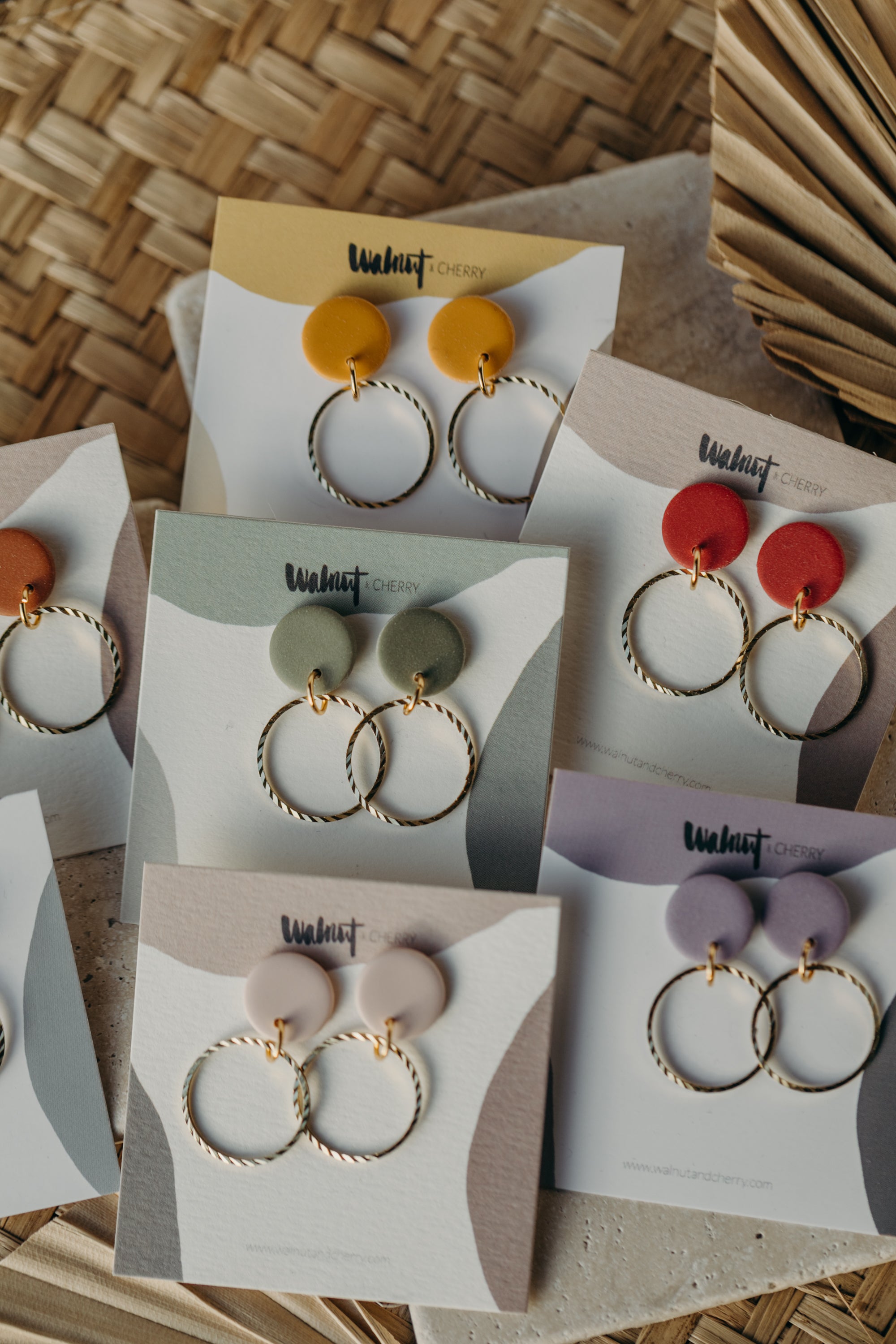 JUNE - rote Ohrringe aus Polymer Ton mit kreisförmigem Messinganhänger