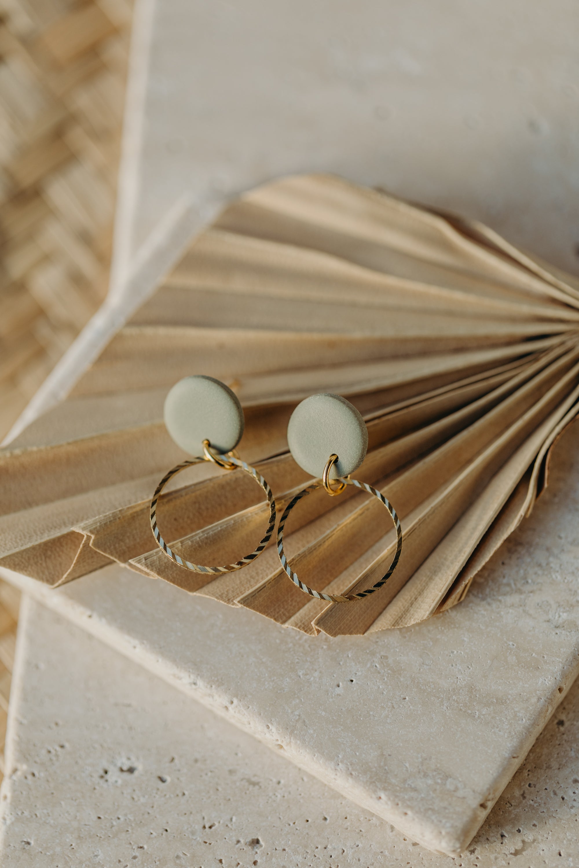 JUNE - eukalyptus grüne Ohrringe aus Polymer Ton mit kreisförmigem Messinganhänger