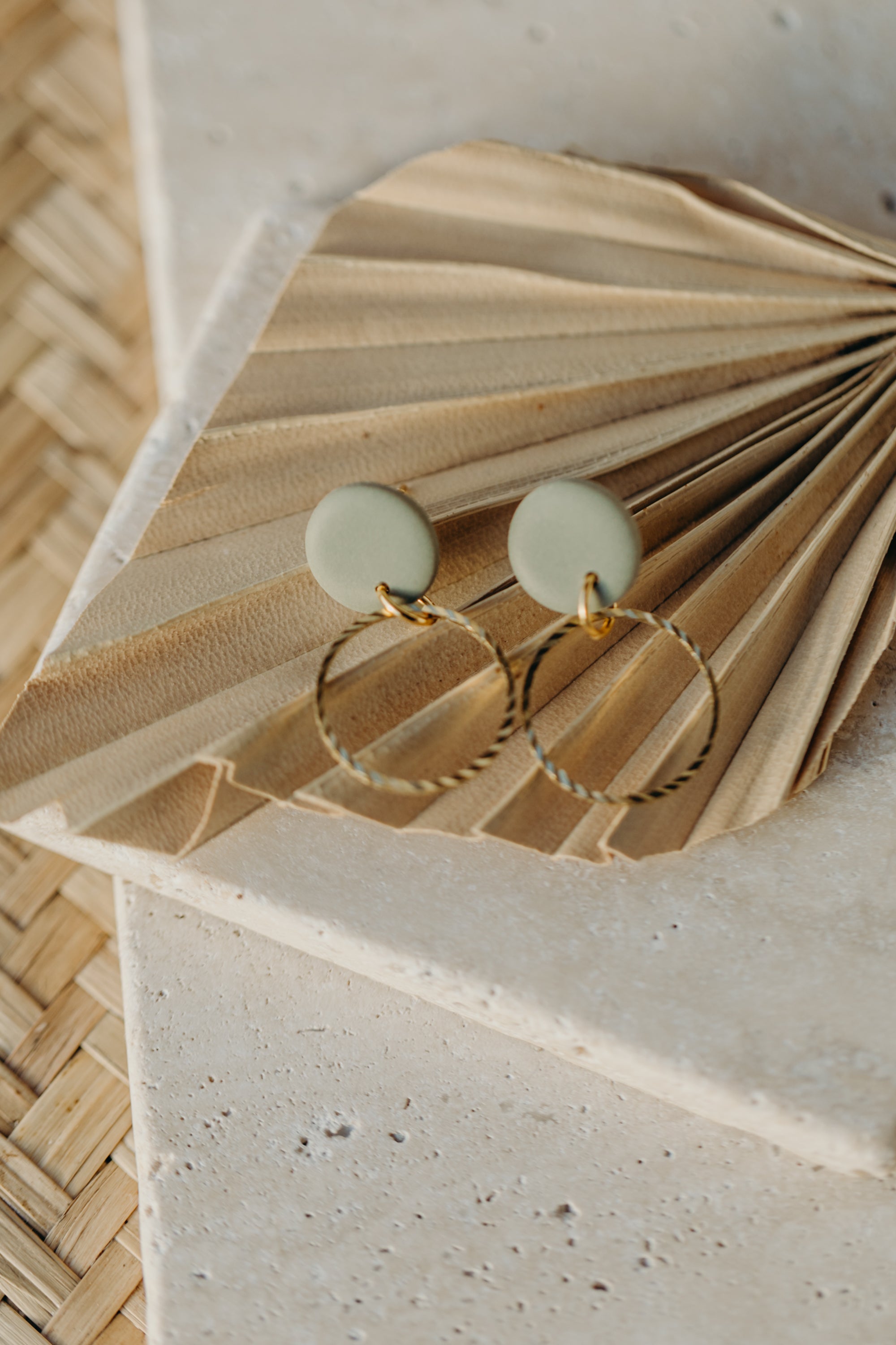 JUNE - eukalyptus grüne Ohrringe aus Polymer Ton mit kreisförmigem Messinganhänger